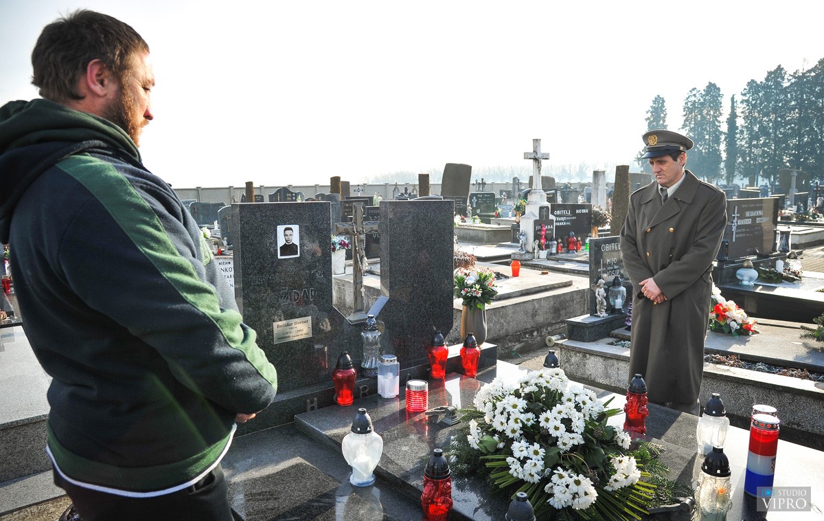 VJEČNA MU SLAVA Paljenjem svijeća obilježeno sjećanje na branitelja Božidara Horvata