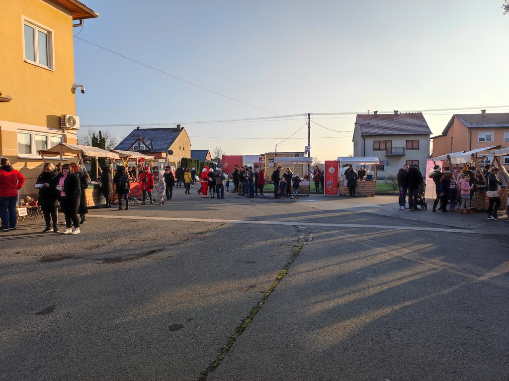 Prvi Božićni sajam u Pribislavcu naišao na odličan odaziv