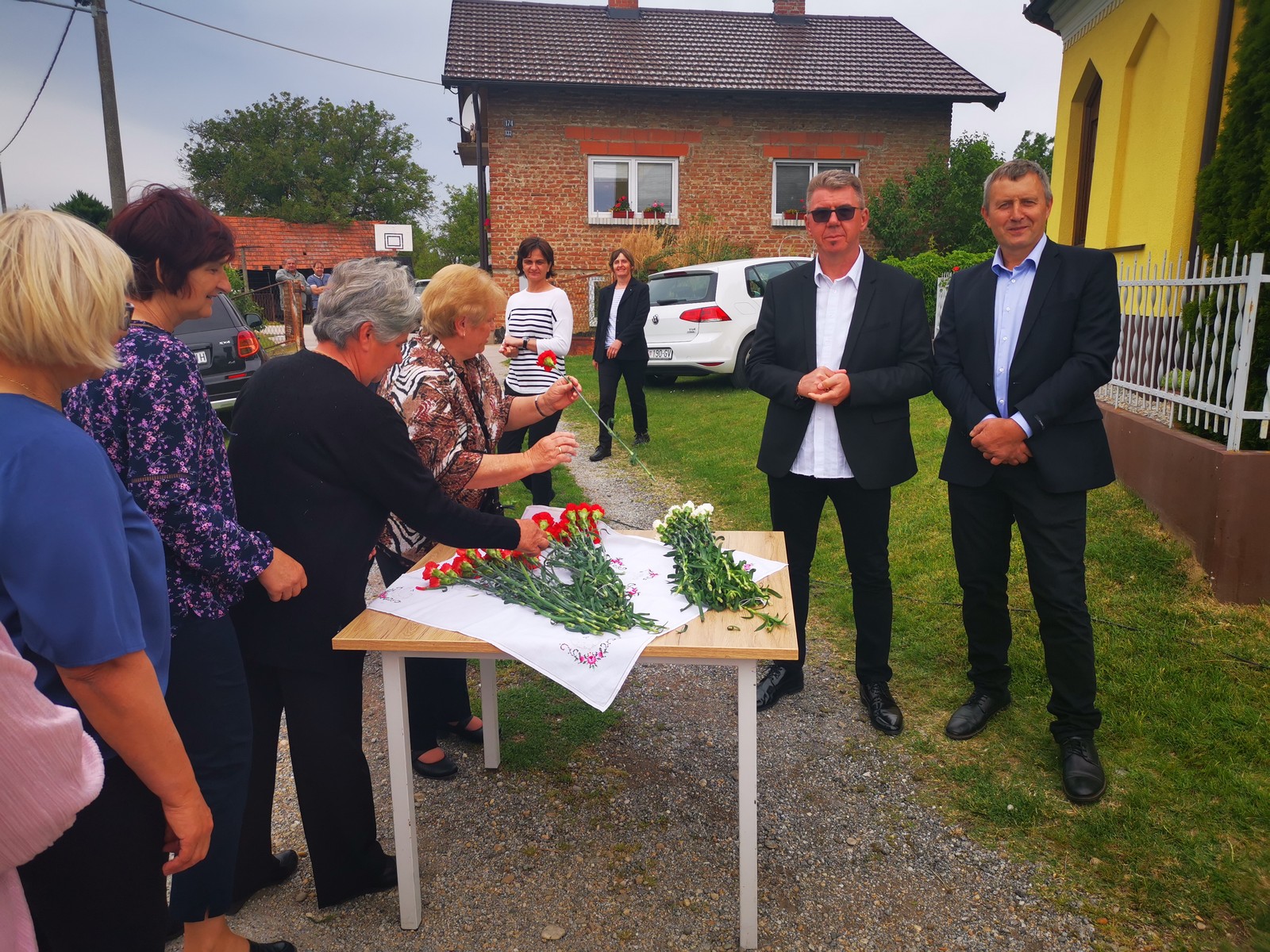 FOTO Podijeljeni karanfili svim majkama! Srpak: ‘Jedna je mama, sretan Majčin dan!’