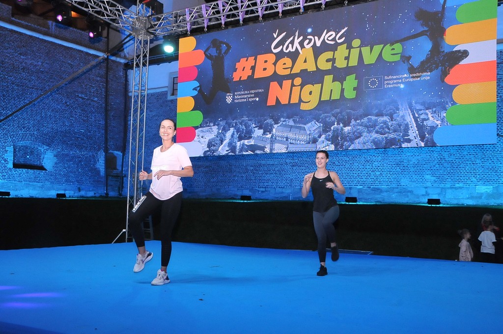 Vježbanje pod zvijezdama u jezeru Starog grada Zrinskih u Čakovcu