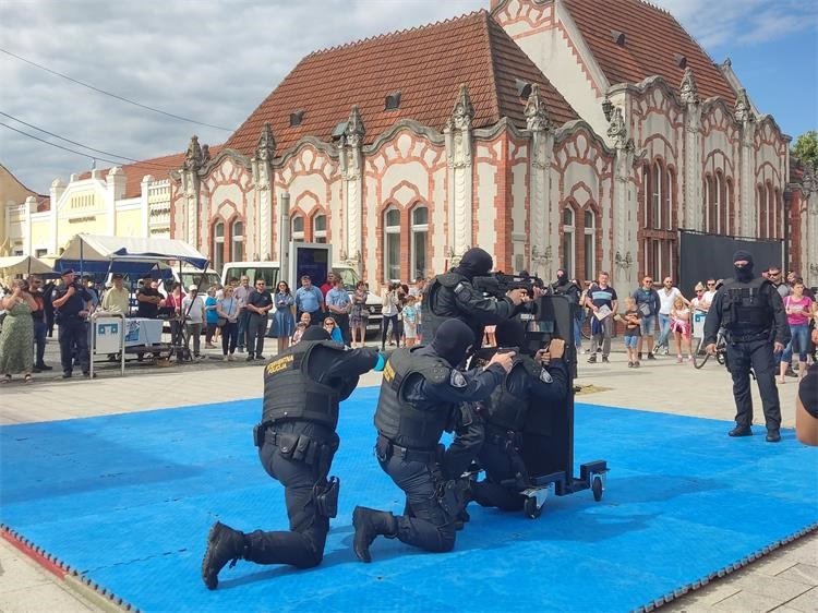 postani policajac