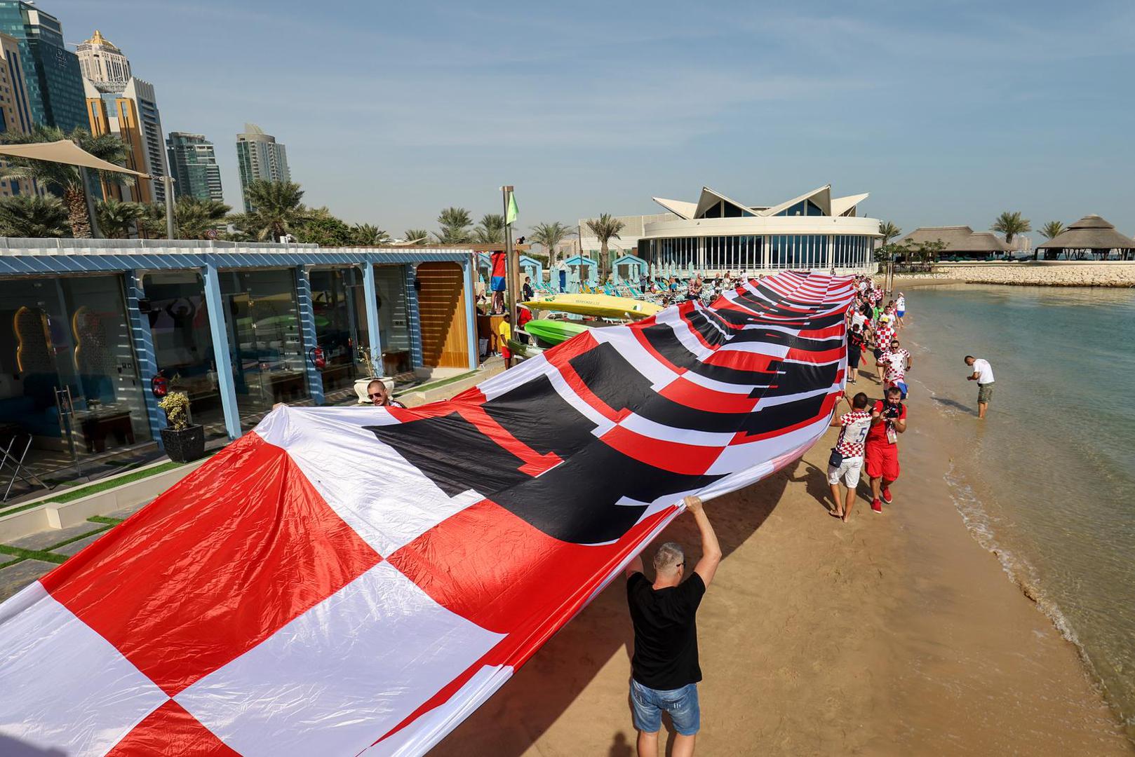 Navijači stigli pod prozor Vatrenima dati podršku