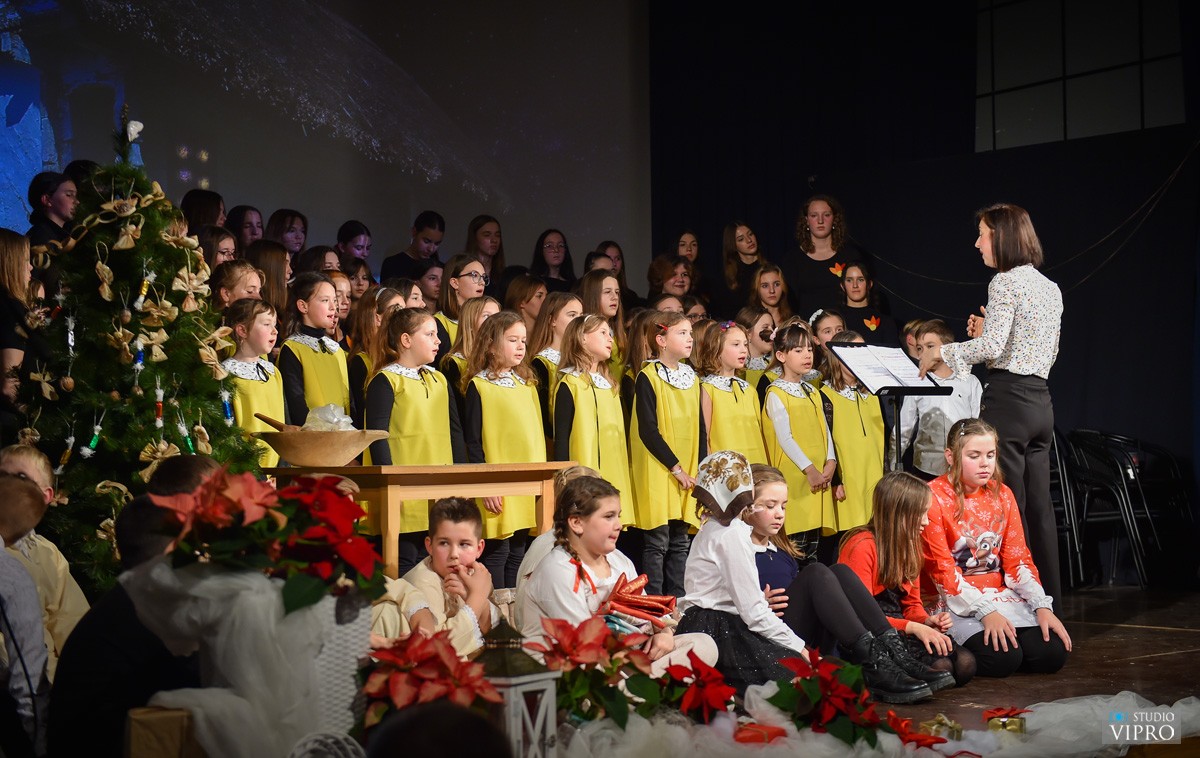 FOTO Osnovna škola Prelog predivnom priredbom sugrađanima uljepšala adventsko vrijeme