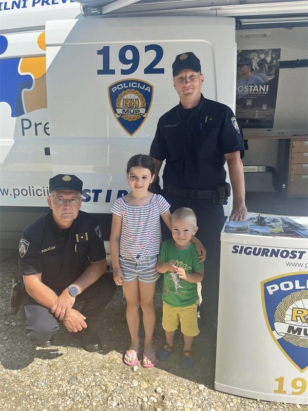 Kontakt policajci predstavili preventivne aktivnosti posjetiteljima ‘Lova na labuđe pero’ Kontakt policajci predstavili preventivne aktivnosti posjetiteljima ‘Lova na labuđe pero’