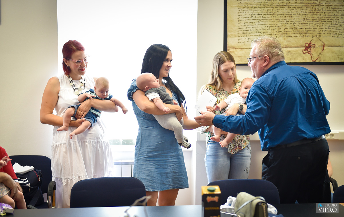 BEBE KOD GRADONAČELNIKA U Prelogu još jednom podijeljene naknade za novorođenčad