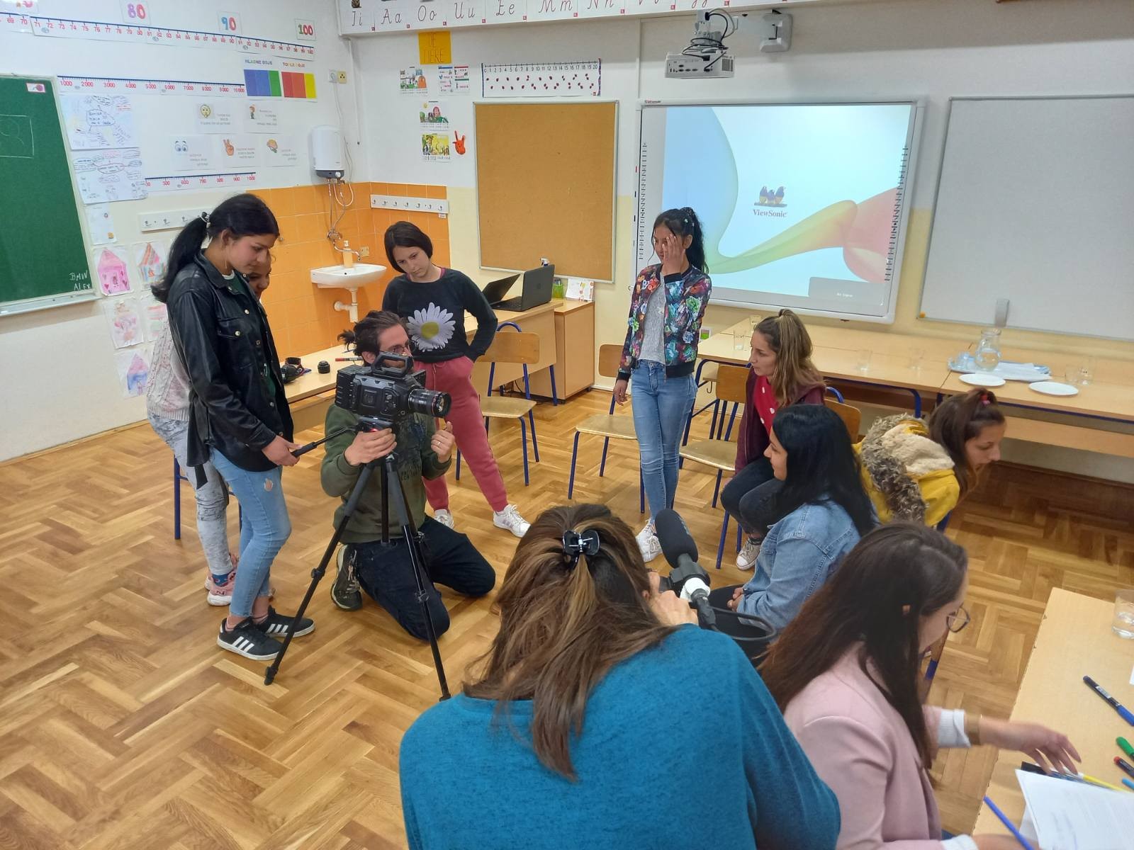 Svijet je predamnom/Lume cara aja nienčim