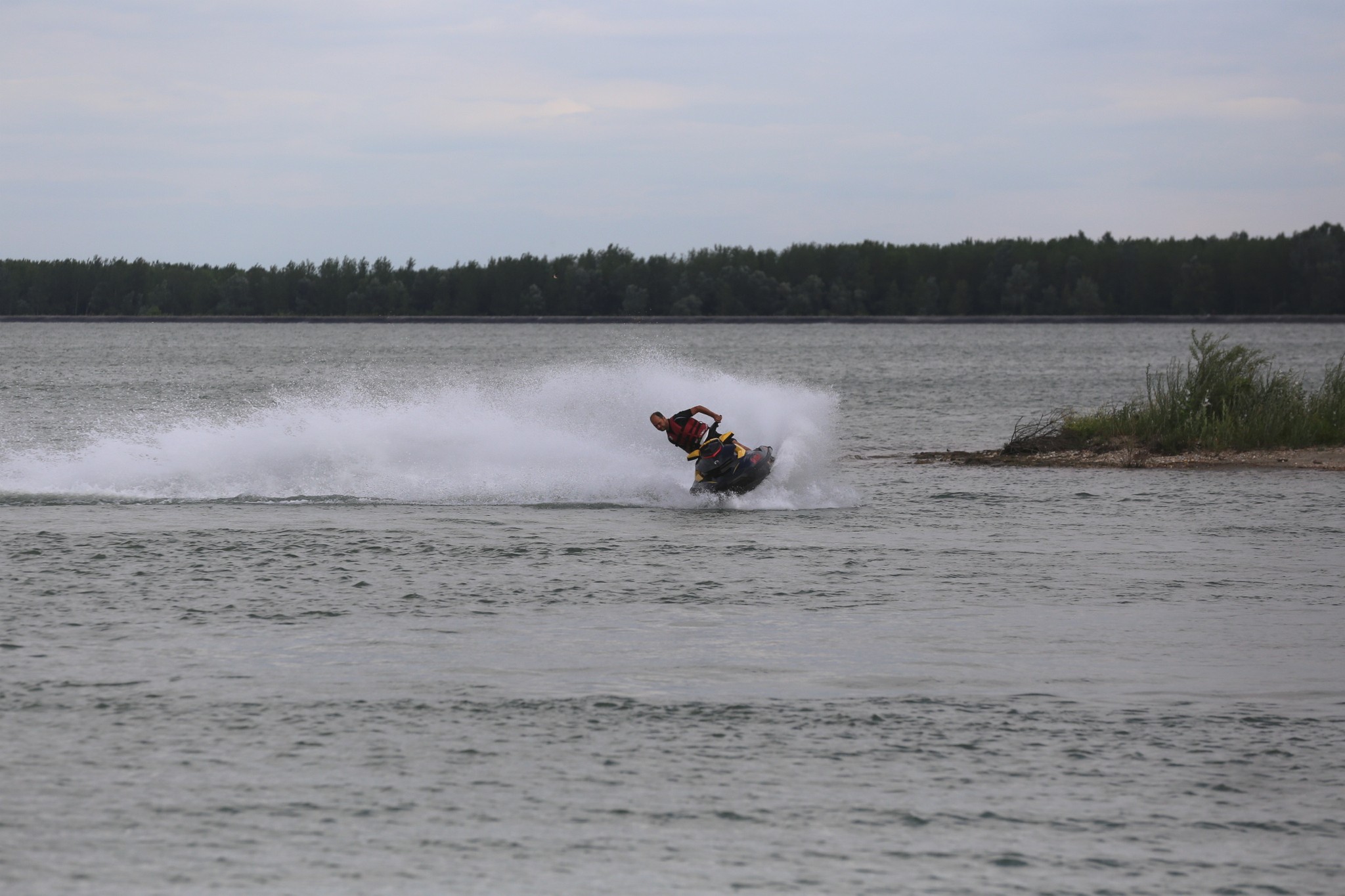Vjetrovit, ali topao dan mnogi su iskoristili za šetnju preloškom Marinom