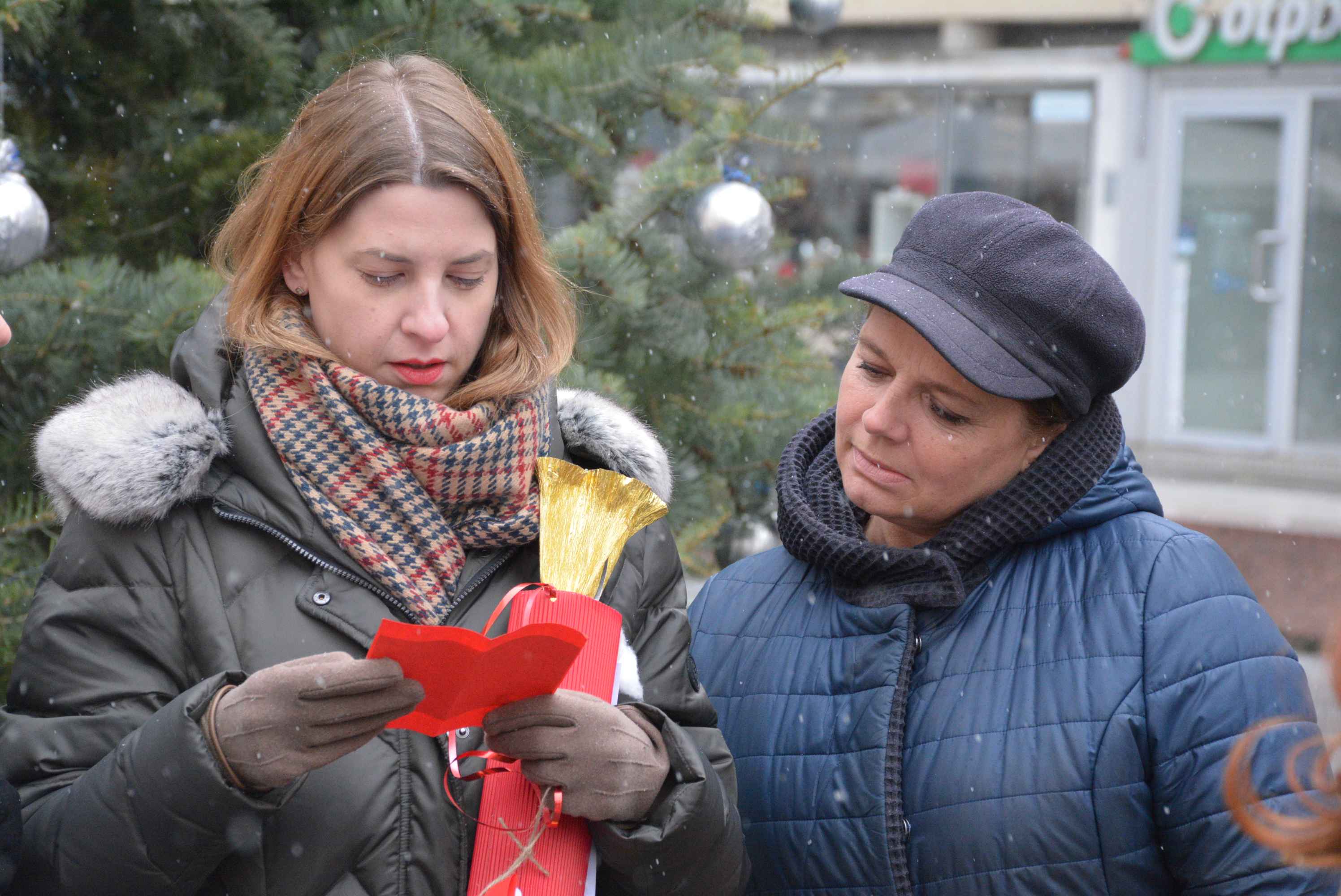 FOTO/VIDEO Zabundani veliki i mali unatoč gustom snijegu i hladnoći proveli prijepodne u veselom raspoloženju