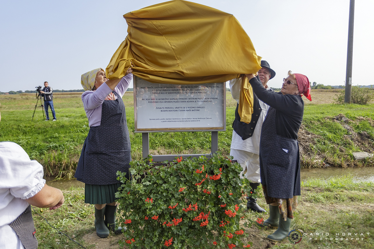 U Gardinovcu svečano otkrivena spomen-ploča posvećena seoskom pralu na potoku Trnavi