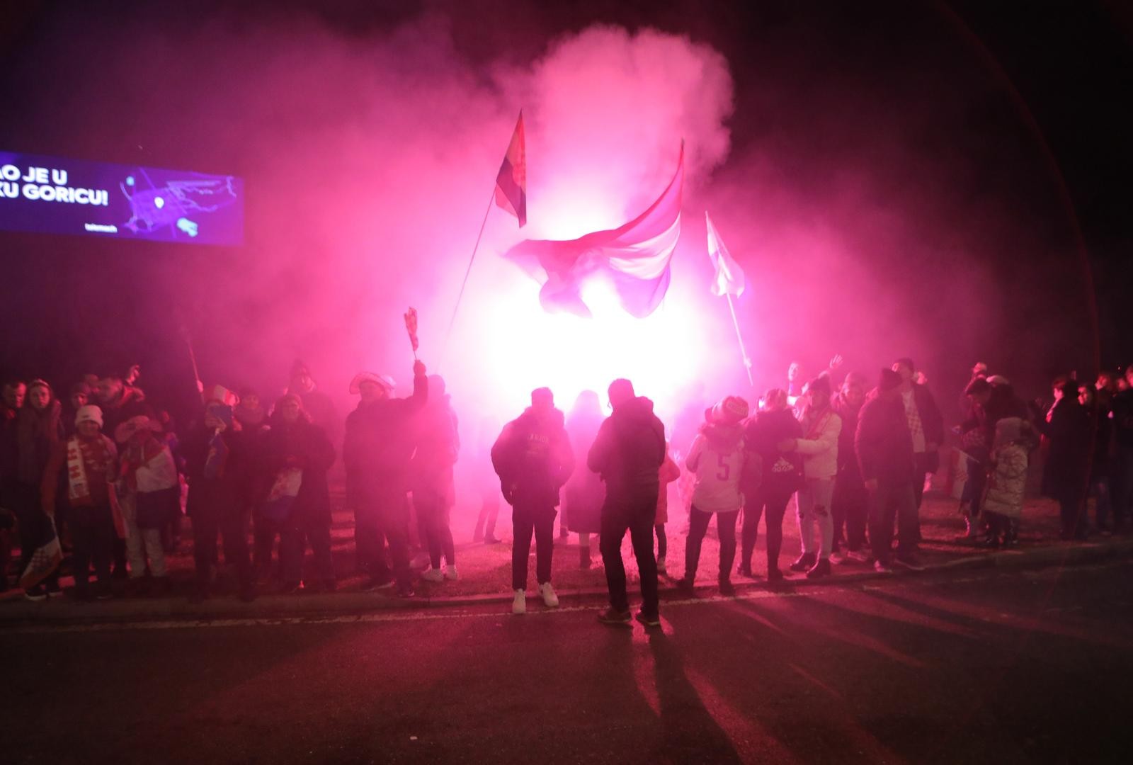 Vatreni u busu do Trga, pozdravljaju ih tisuće uz baklje, zastave i vatromet