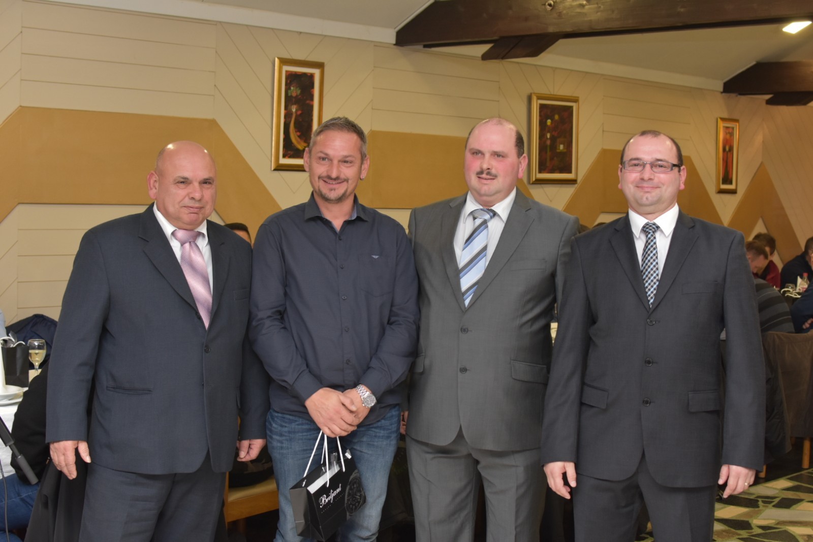 ANDRIJA TOMAŠEK ‘Sinovi nastavljaju moj posao i siguran sam da će uspješno trajati i slijedećih 25 godina’ ANDRIJA TOMAŠEK ‘Sinovi nastavljaju moj posao i siguran sam da će uspješno trajati i slijedećih 25 godina’