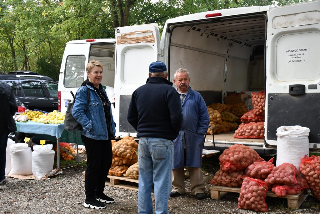 FOTO S dolaskom hladnijih dana povećan interes za kupnju drva za ogrjev
