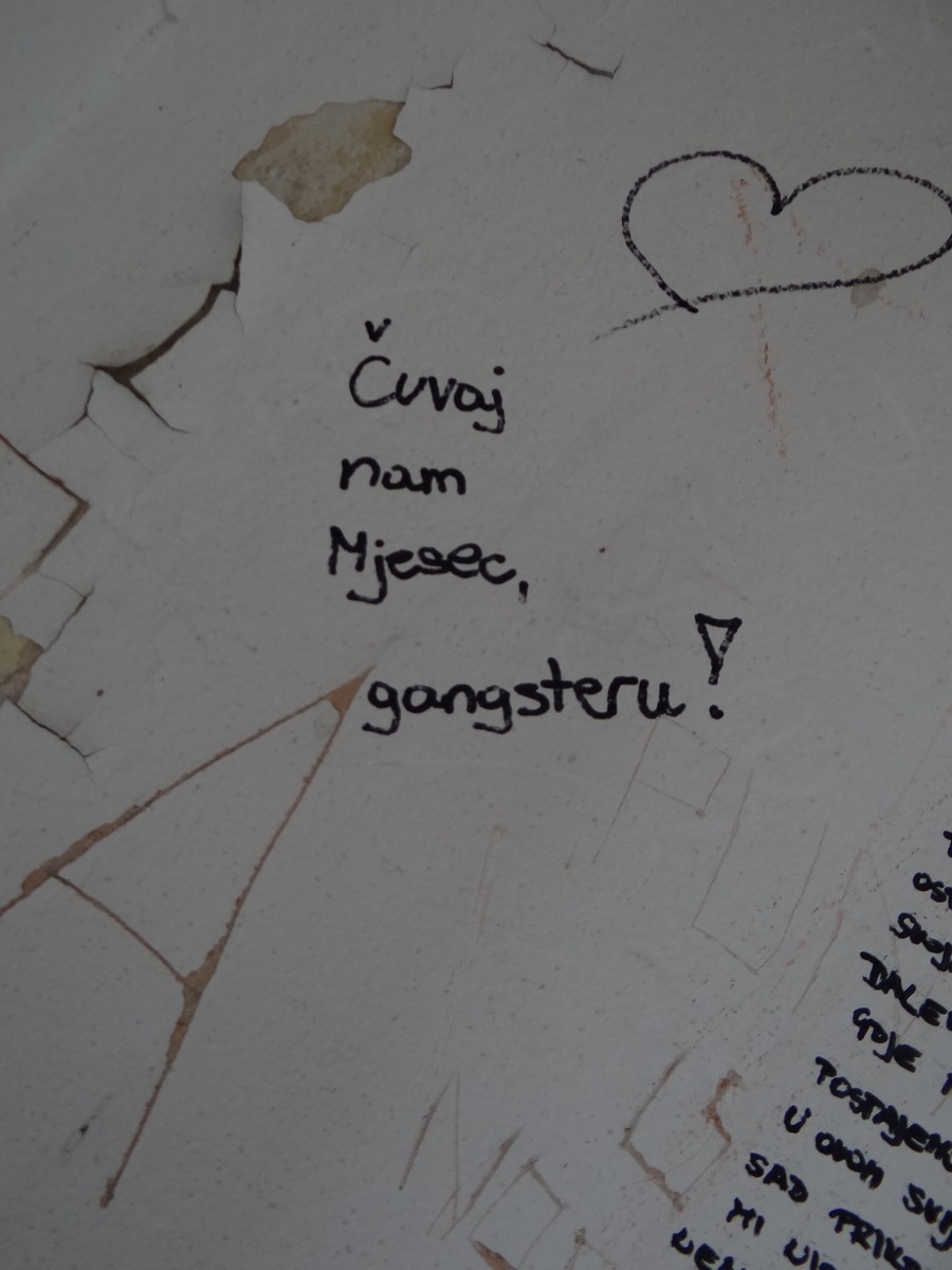 FOTO Željeznička postaja koja to nije: Vandalizam nad zapuštenom željezničkom postajom Donji Mihaljevec FOTO Željeznička postaja koja to nije: Vandalizam nad zapuštenom željezničkom postajom Donji Mihaljevec