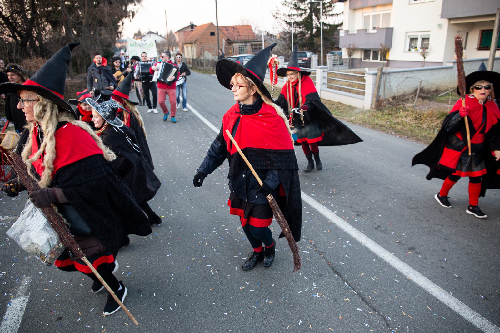 DOMIŠLJATE MAŠKARE U ZASADBREGU Bolničari, vještice, Škoti…