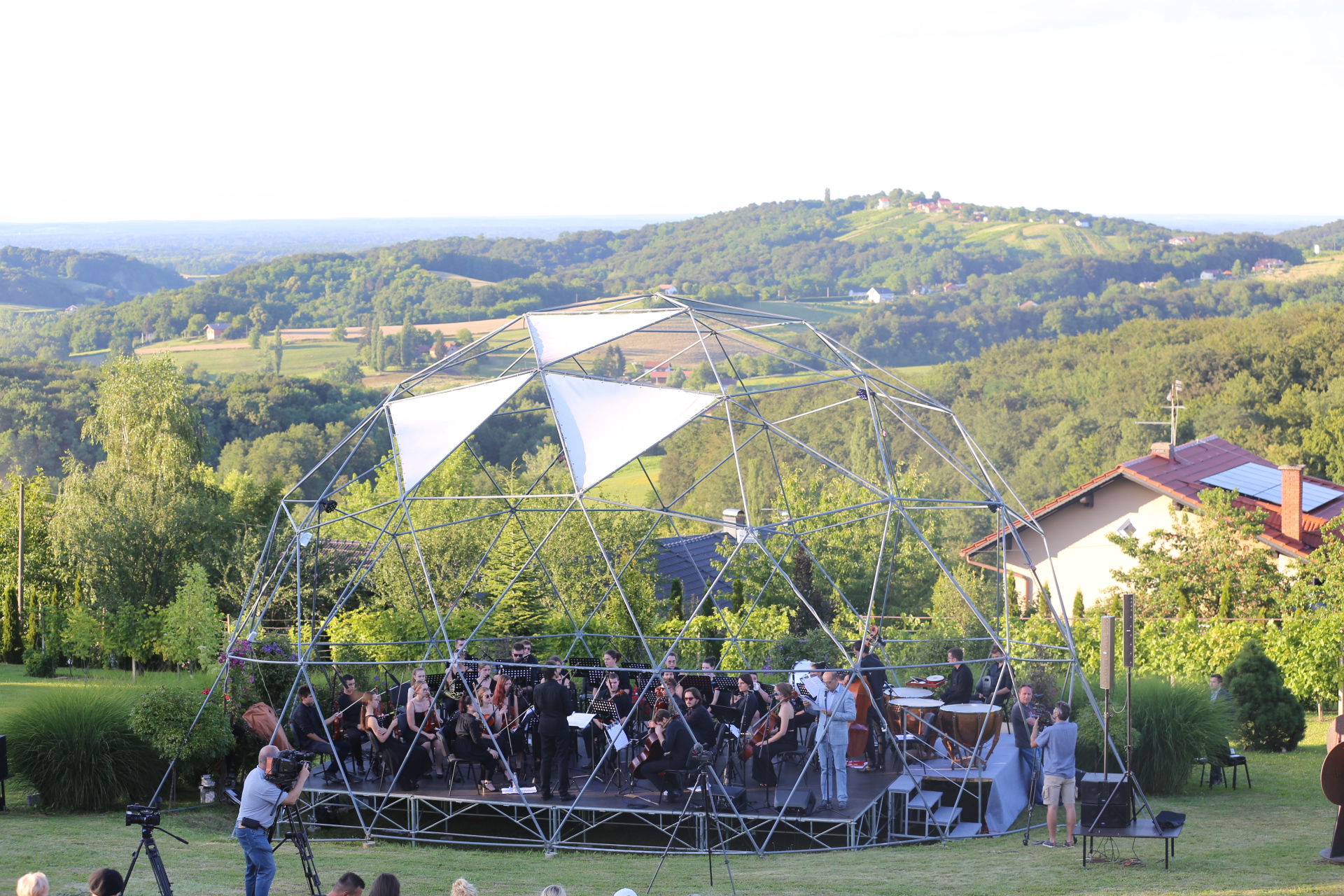 Koncert u Zmajevom vrtu obitelji Valkaj