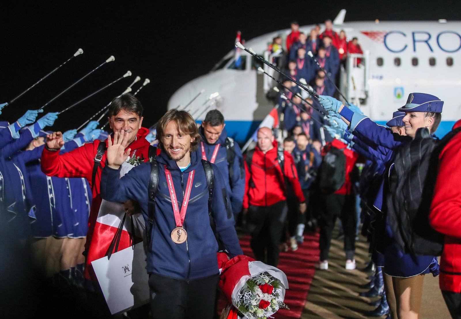 Vatreni u busu do Trga, pozdravljaju ih tisuće uz baklje, zastave i vatromet