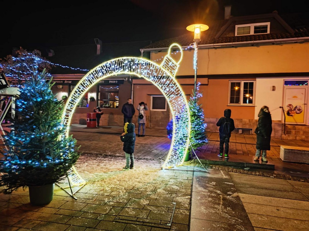 VIDEO/FOTO Bend Tragovi su ugrijali publiku na Adventskoj čaroliji u Prelogu!