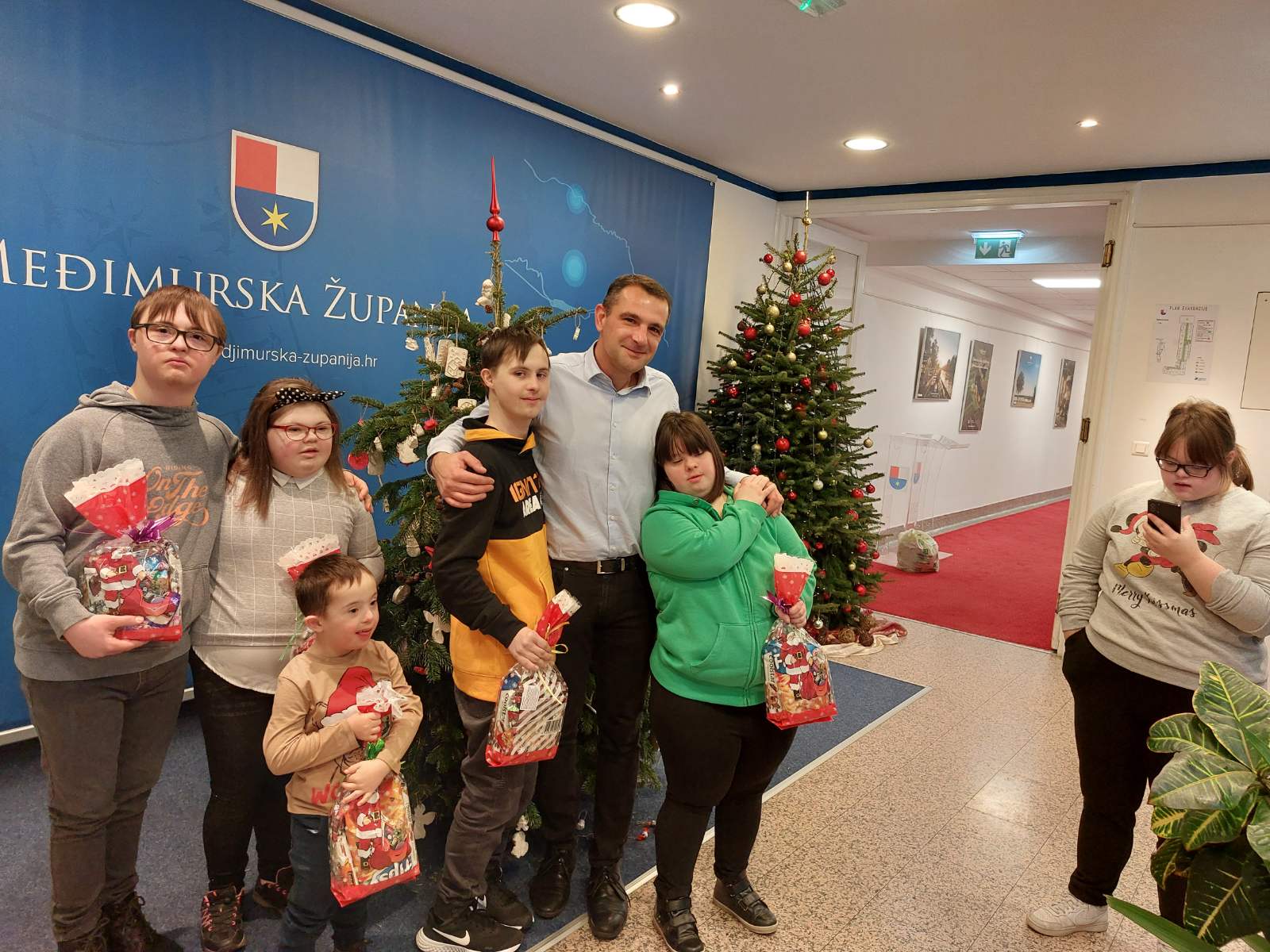 DAN ZA PAMĆENJE Djeca iz udruge za sindrom Down upoznala župana Posavca i zajedno s njim okitila bor DAN ZA PAMĆENJE Djeca iz udruge za sindrom Down upoznala župana Posavca i zajedno s njim okitila bor