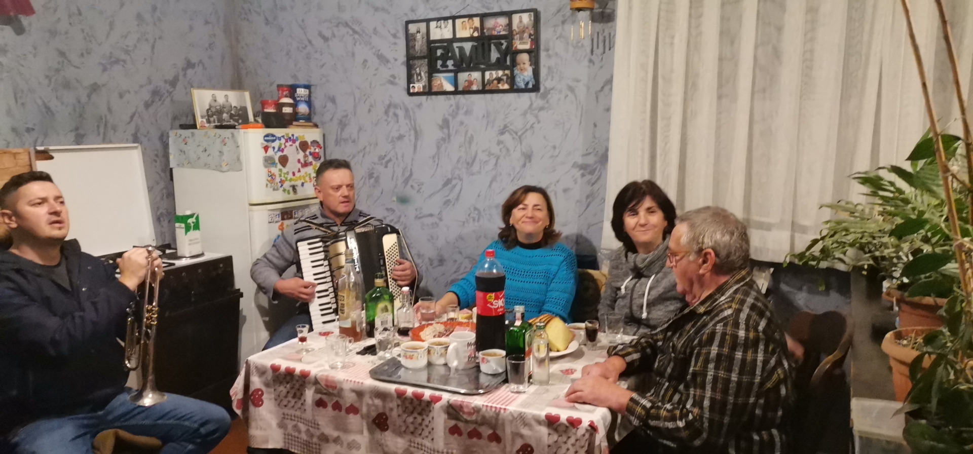 IZNENAĐENJE ZA 70. ROĐENDAN Ivana Novaka, dimnjačara iz Kuršanca, u rano jutro iznenadili njegovi najmiliji IZNENAĐENJE ZA 70. ROĐENDAN Ivana Novaka, dimnjačara iz Kuršanca, u rano jutro iznenadili njegovi najmiliji