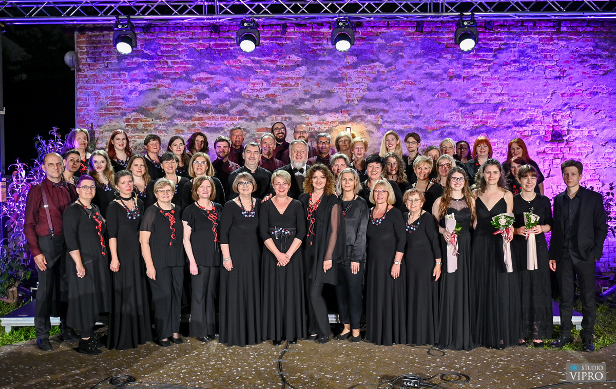 FOTO Pjevački zbor”Slavenski” i gosti za publiku priredili jedinstven doživljaj u Kraljevu vrtu Pjevački zbor 'Josip Štolcer Slavenski'