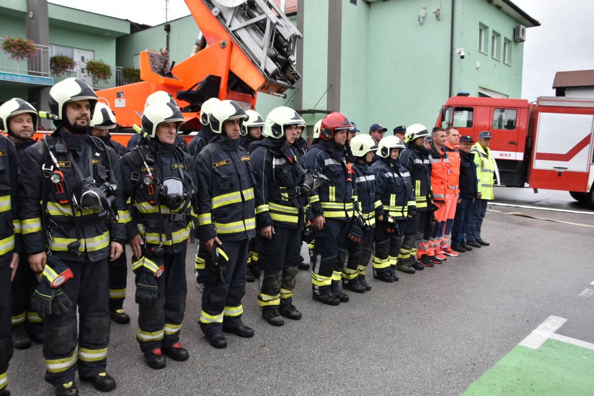 MURSKO SREDIŠĆE Održana uzbudljiva vježba u kojoj su vatrogasci uspješno ugasili požar i spasili unesrećene MURSKO SREDIŠĆE Održana uzbudljiva vježba u kojoj su vatrogasci uspješno ugasili požar i spasili unesrećene