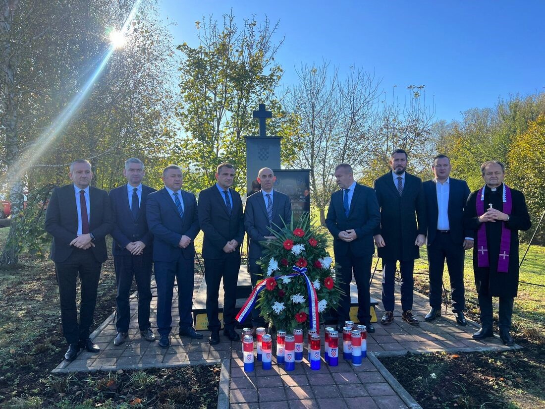 Župani kod spomen obilježja u Jarmini