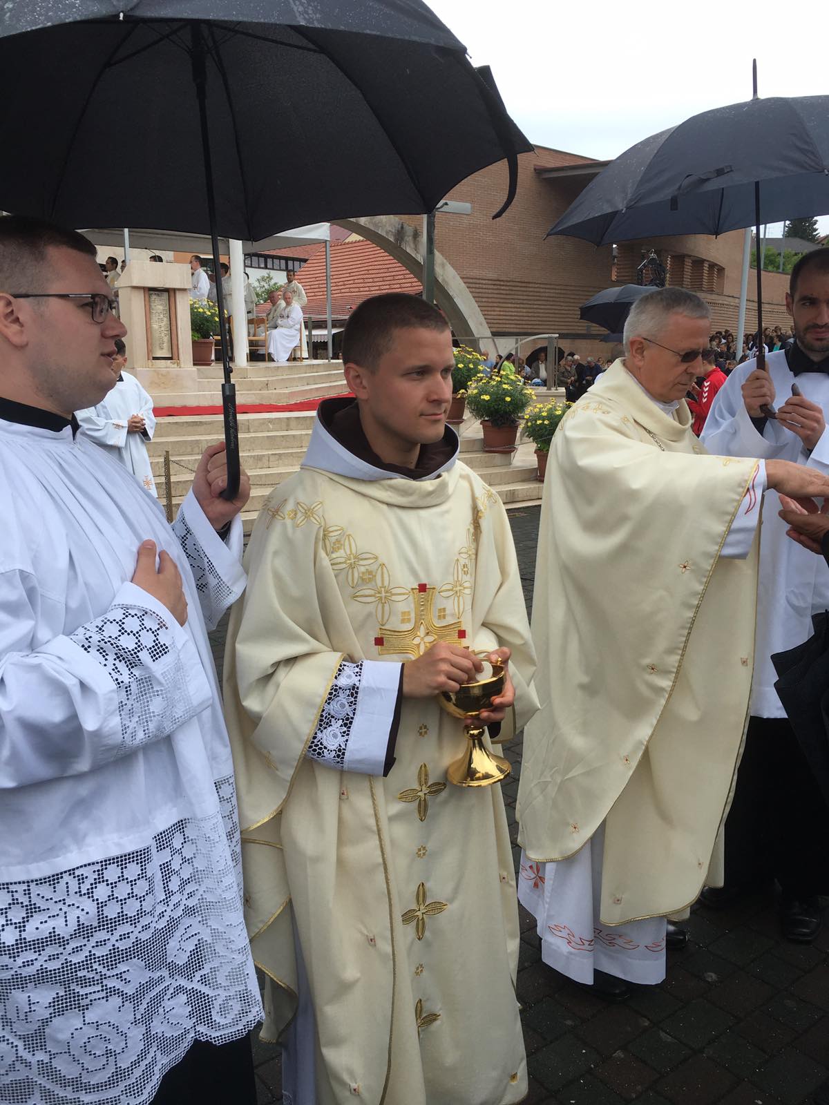 PONOS OBITELJI SEDLAR Za svećenika franjevca zaređen je drugi sin, Fra David Sedlar