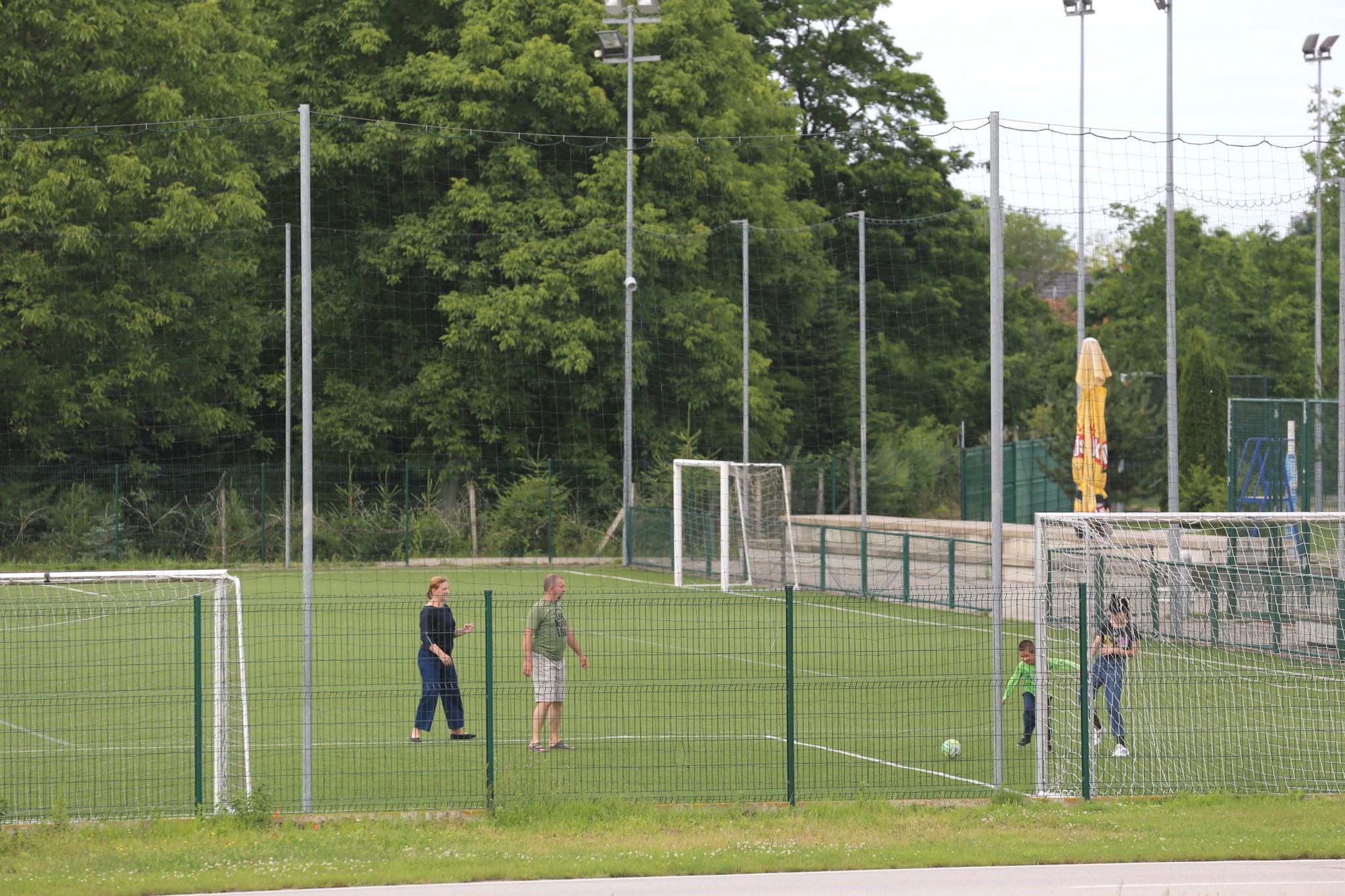 Vjetrovit, ali topao dan mnogi su iskoristili za šetnju preloškom Marinom