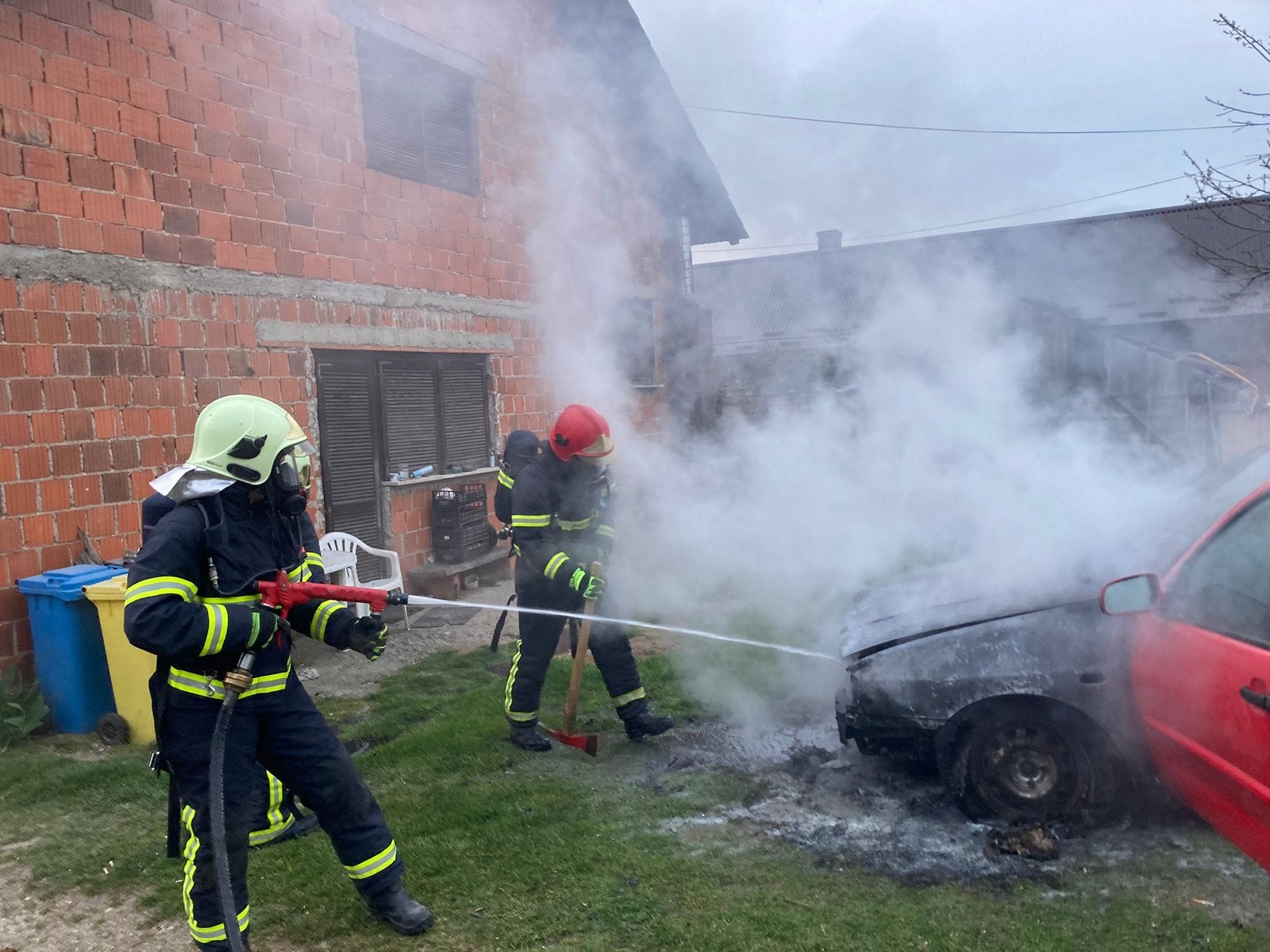 Gorio automobil u dvorištu u Vratišincu