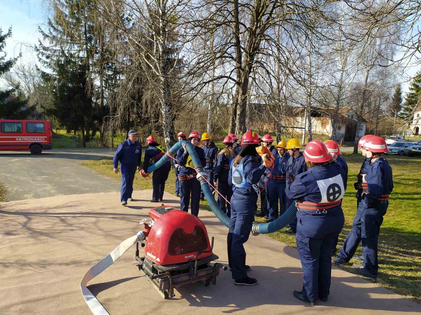FOTO U DVD-u Preseka 25 kandidata položilo za vatrogasca i1 kandidat za vatrogasca prve klase FOTO U DVD-u Preseka 25 kandidata položilo za vatrogasca i1 kandidat za vatrogasca prve klase