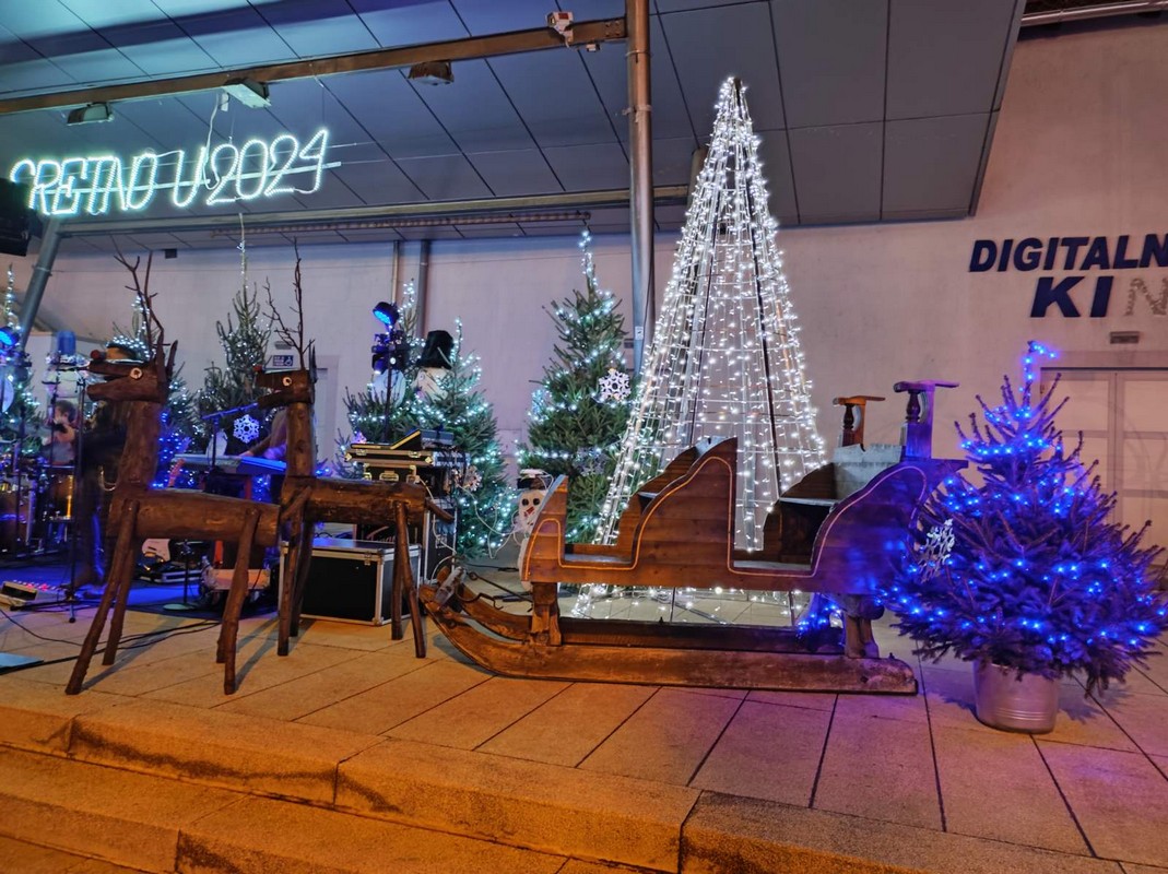 VIDEO/FOTO Bend Tragovi su ugrijali publiku na Adventskoj čaroliji u Prelogu!