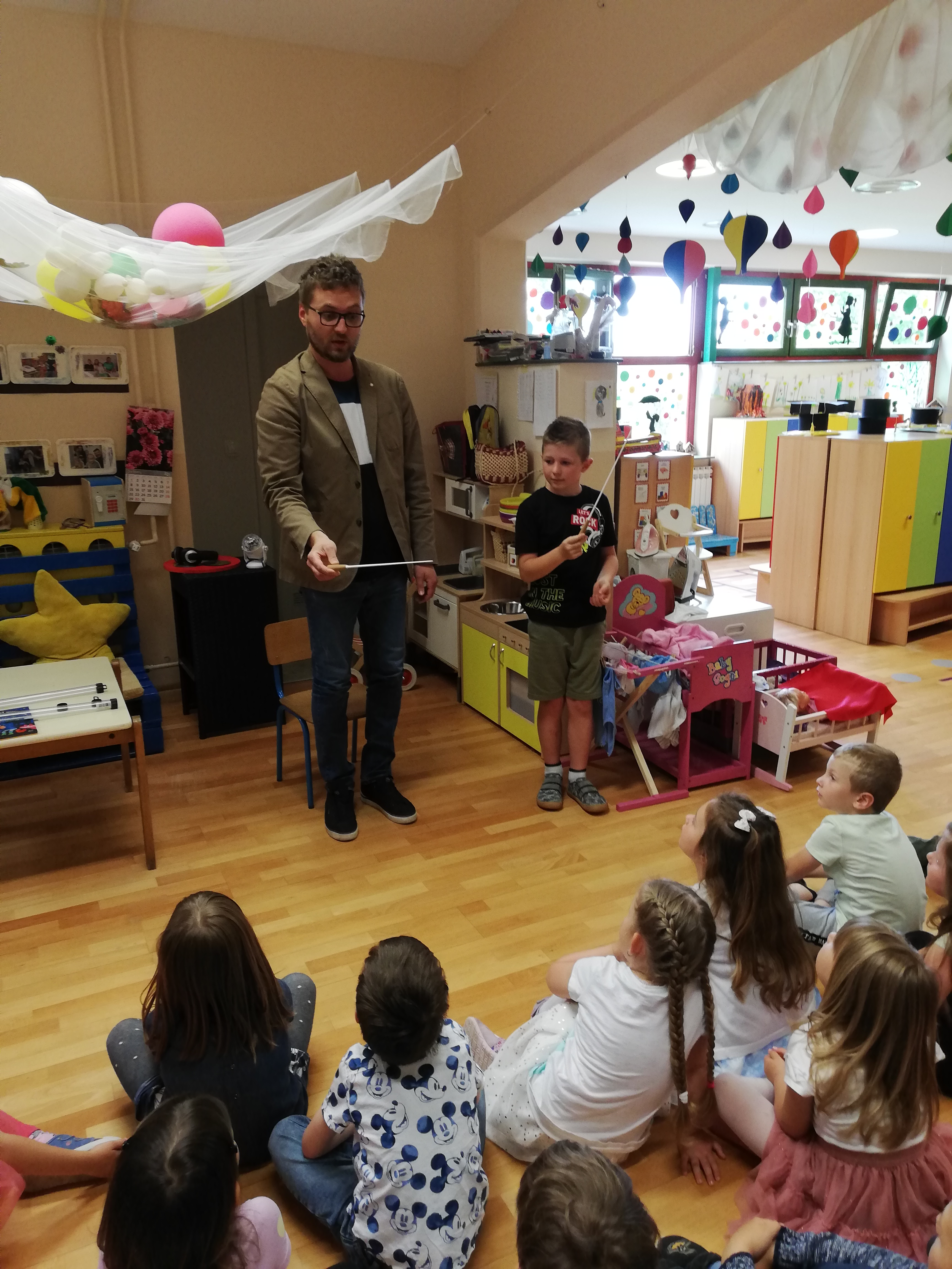 DV PČELICE Mališani se družili s vrsnim dirigentom Tomislavom Cvrtila