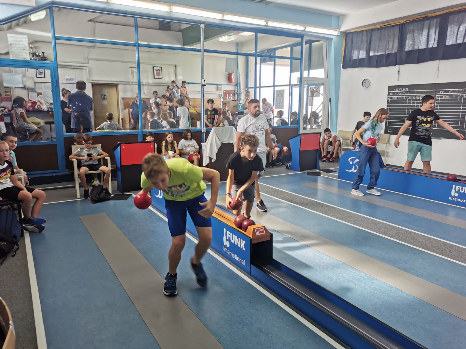 Veliki broj školaraca na kampovima iz kuglanja i rukometa