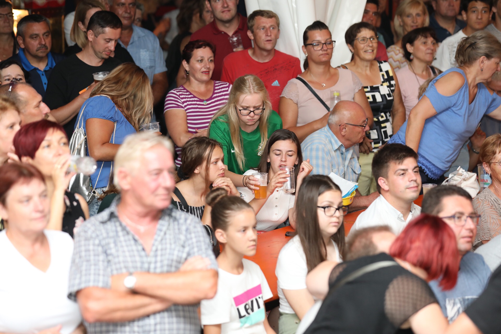 Mladen Grdović ispunio šator u Sv. Martinu na Muri, pjevalo se i plesalo uz njegove hitove Mladen Grdović ispunio šator u Sv. Martinu na Muri, pjevalo se i plesalo uz njegove hitove