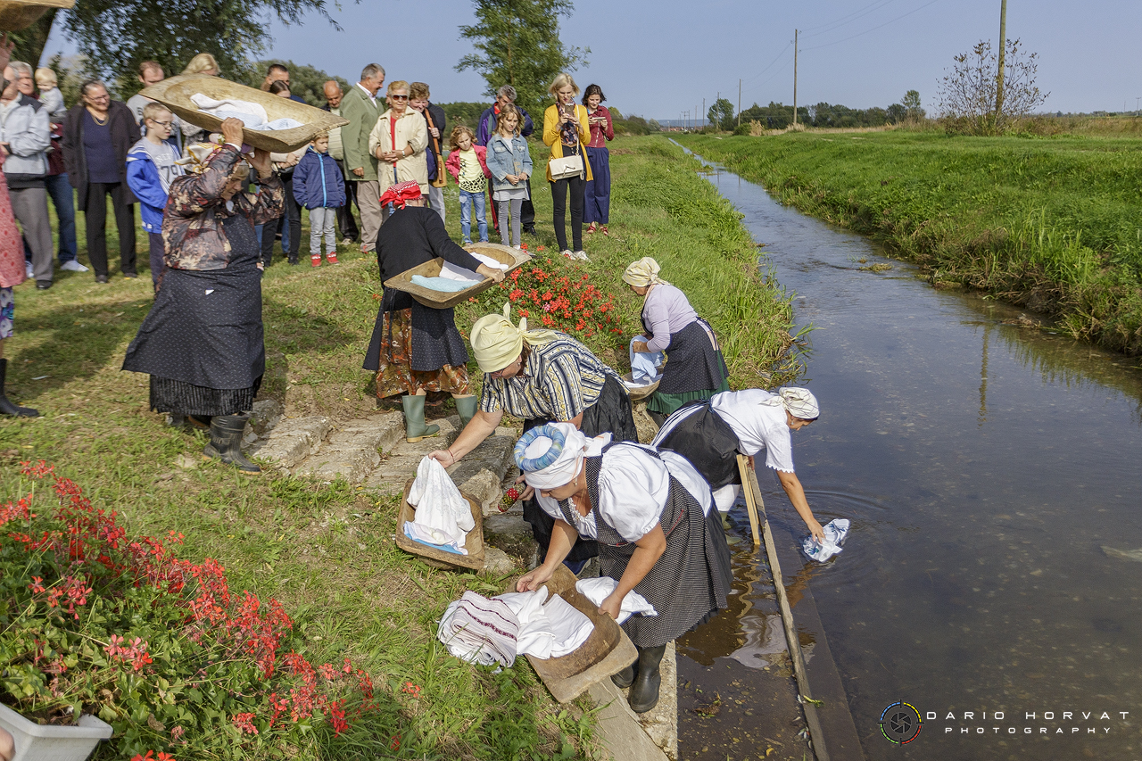 U Gardinovcu svečano otkrivena spomen-ploča posvećena seoskom pralu na potoku Trnavi
