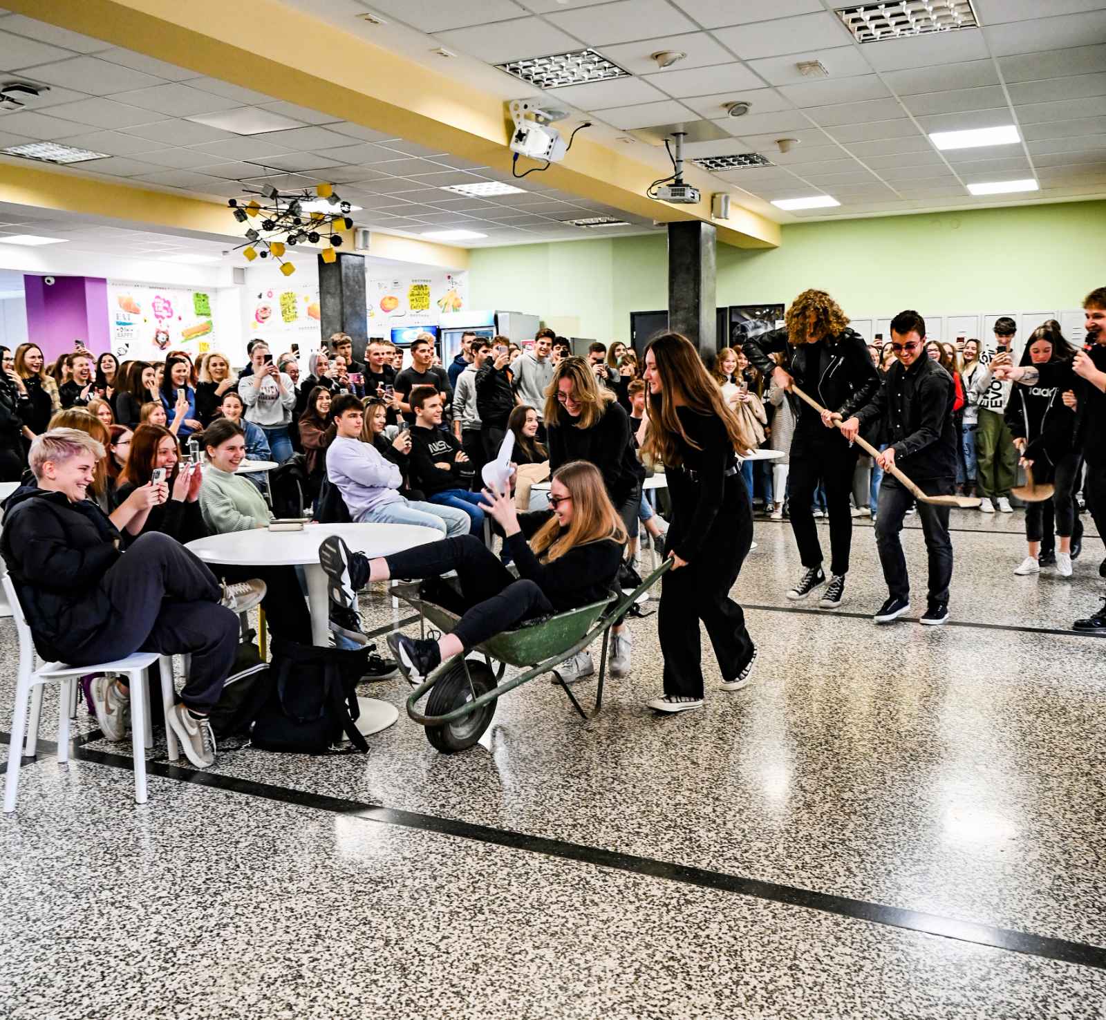 Raspjevani petak u čakovečkoj Gimnaziji – održan školski karaoke show!