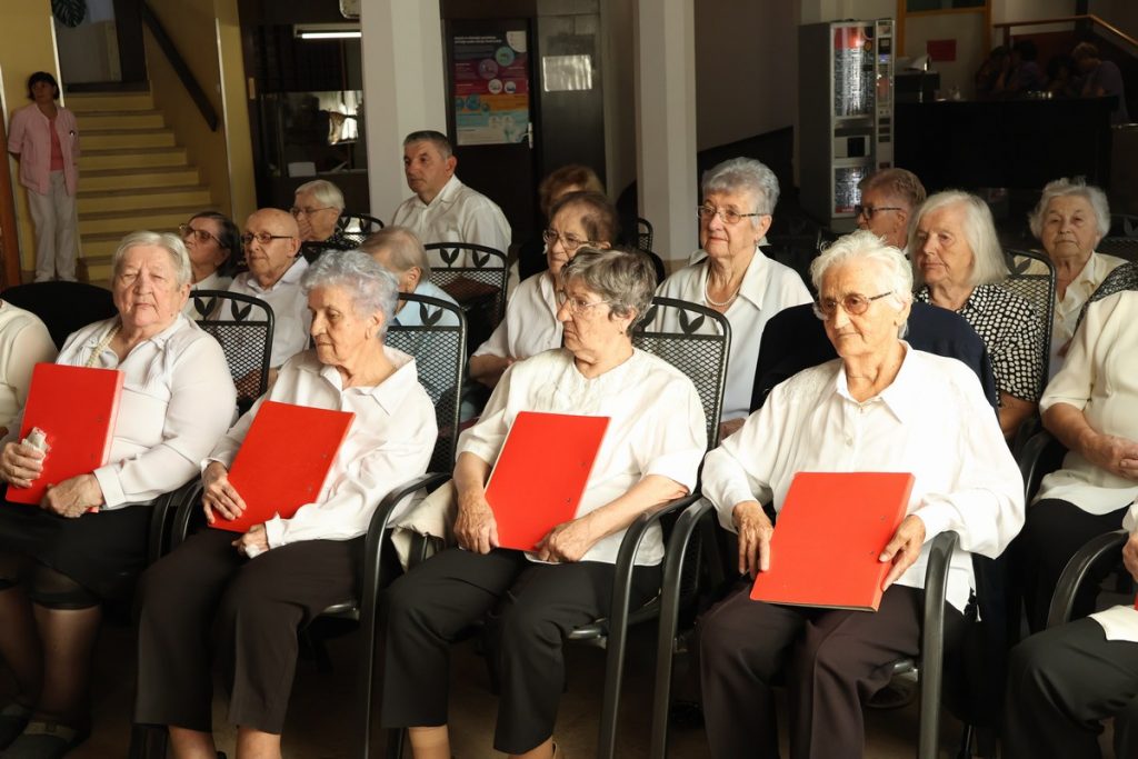 DAN STARIJIH OSOBA Župan Matija Posavec posjetio Dom za starije i nemoćne Čakovec DAN STARIJIH OSOBA Župan Matija Posavec posjetio Dom za starije i nemoćne Čakovec