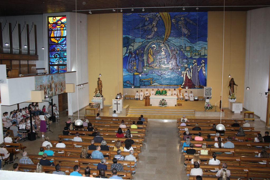 Dječji zbor ‘Marijina djeca’ iz Svete Marije pjevanjem uveličao misu u karlovačkom svetištu