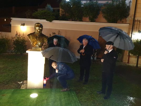 U Prelogu zapaljene svijeće kod biste dr. Franji Tuđmanu povodom godišnjice njegove smrti U Prelogu zapaljene svijeće kod biste dr. Franji Tuđmanu povodom godišnjice njegove smrti
