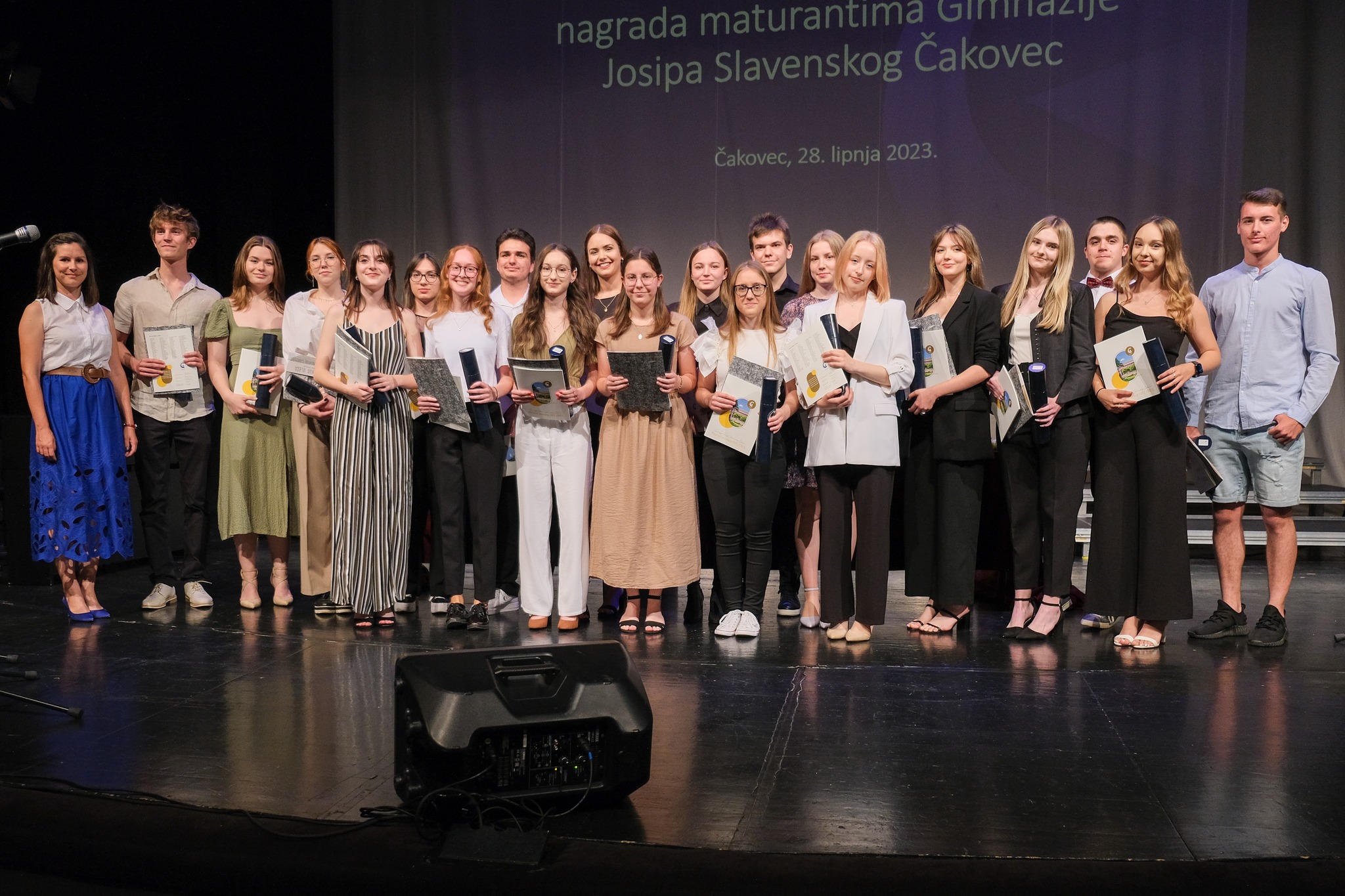 GIMNAZIJA JOSIPA SLAVENSKOG Predivni trenuci s podjele svjedodžbi