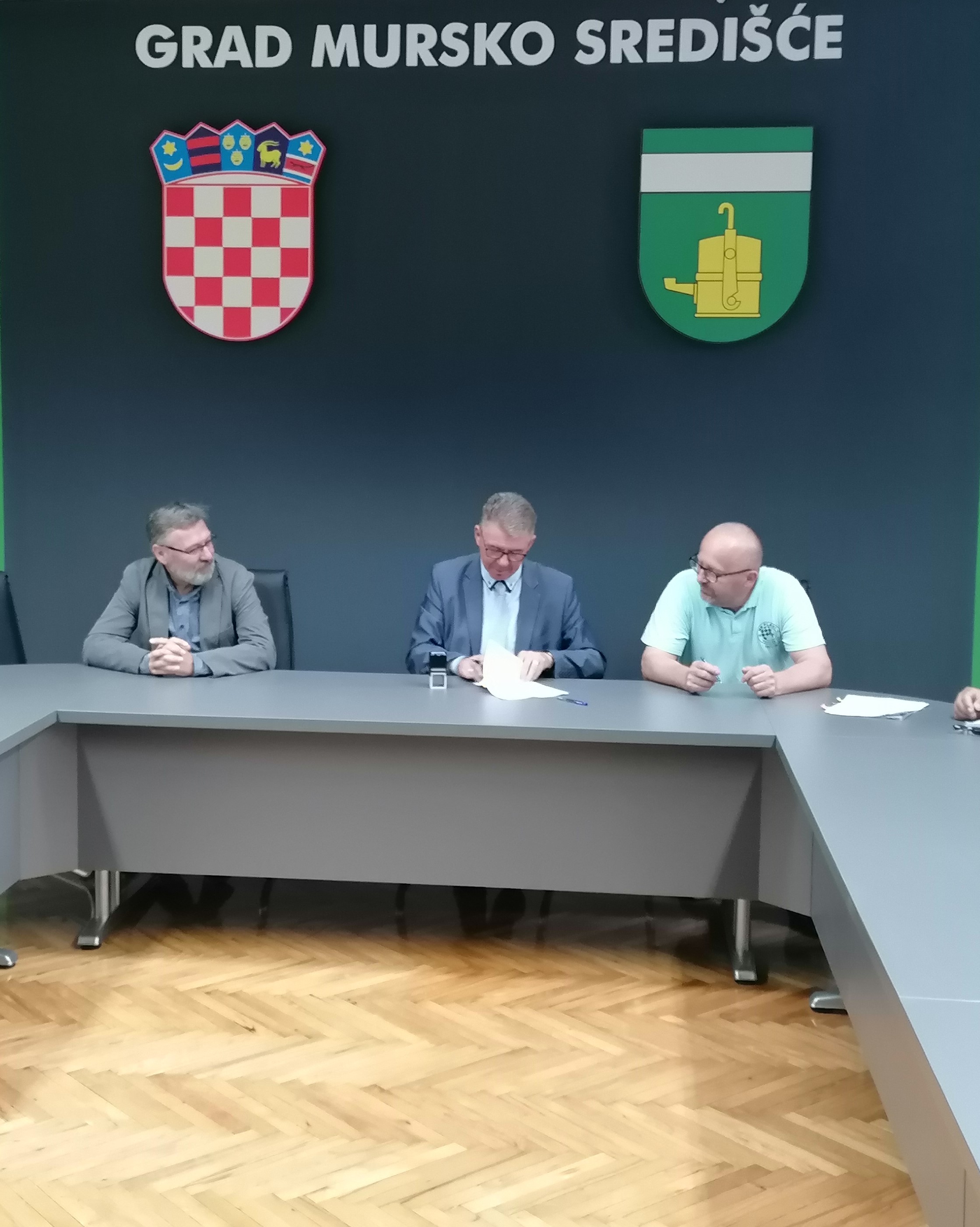 Potpisani ugovori o dodjeli poticaja za uređenje nekretnina na području Grada Mursko Središće   	Početkom siječnja ove godine Grad je raspisao Javni natječaj za dodjelu poticaja za uređenje nekretnina, a pravo na ostvarivanje poticaja imali su vlasnici ne