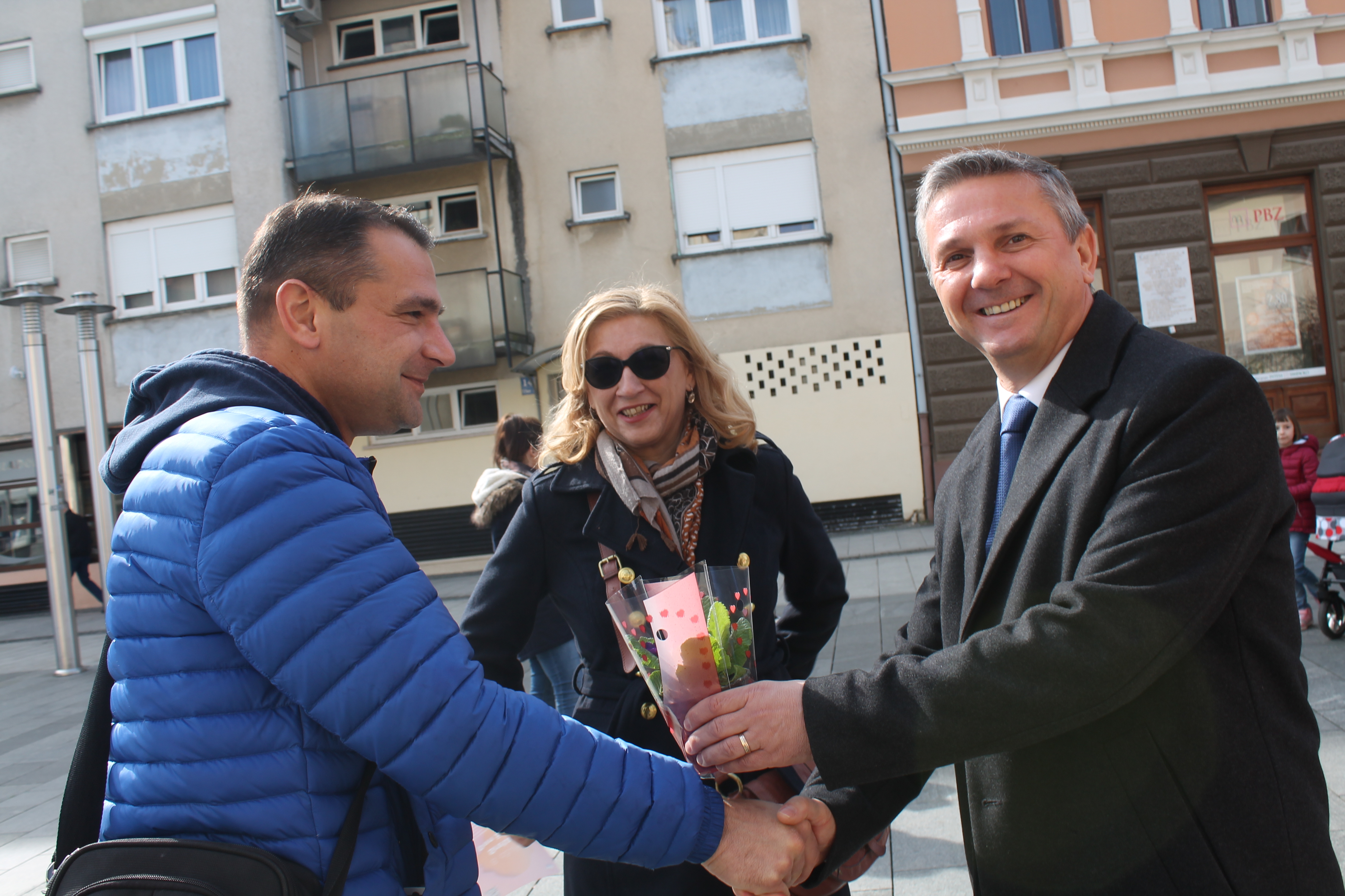 ‘ŽENE, SRETAN VAM VAŠ DAN’ Političari darivali prolaznice gradom