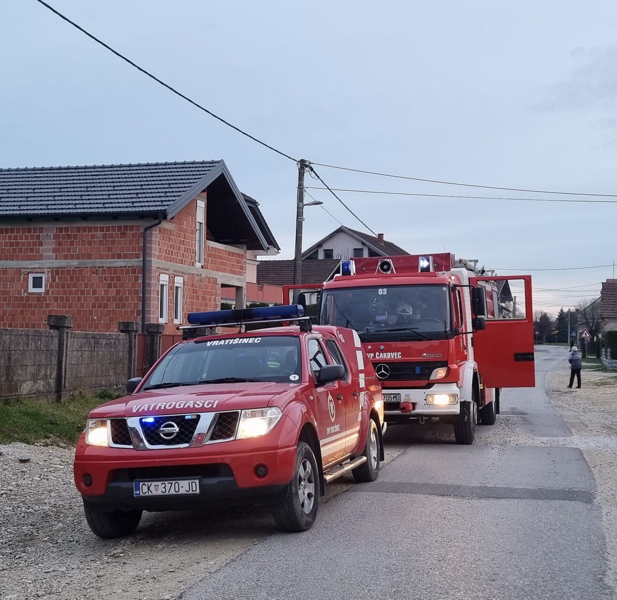 Gorio automobil u dvorištu u Vratišincu