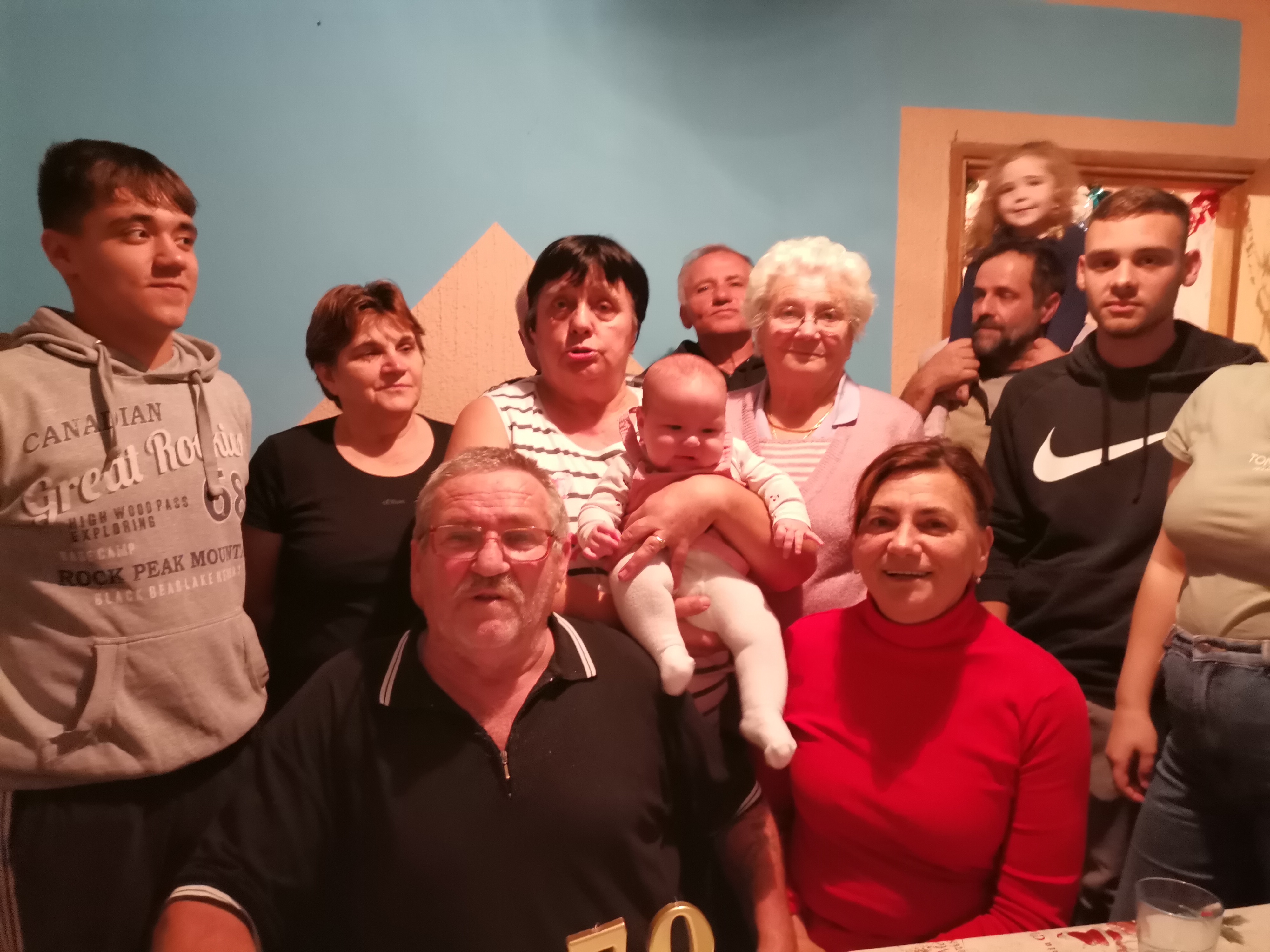 IZNENAĐENJE ZA 70. ROĐENDAN Ivana Novaka, dimnjačara iz Kuršanca, u rano jutro iznenadili njegovi najmiliji IZNENAĐENJE ZA 70. ROĐENDAN Ivana Novaka, dimnjačara iz Kuršanca, u rano jutro iznenadili njegovi najmiliji