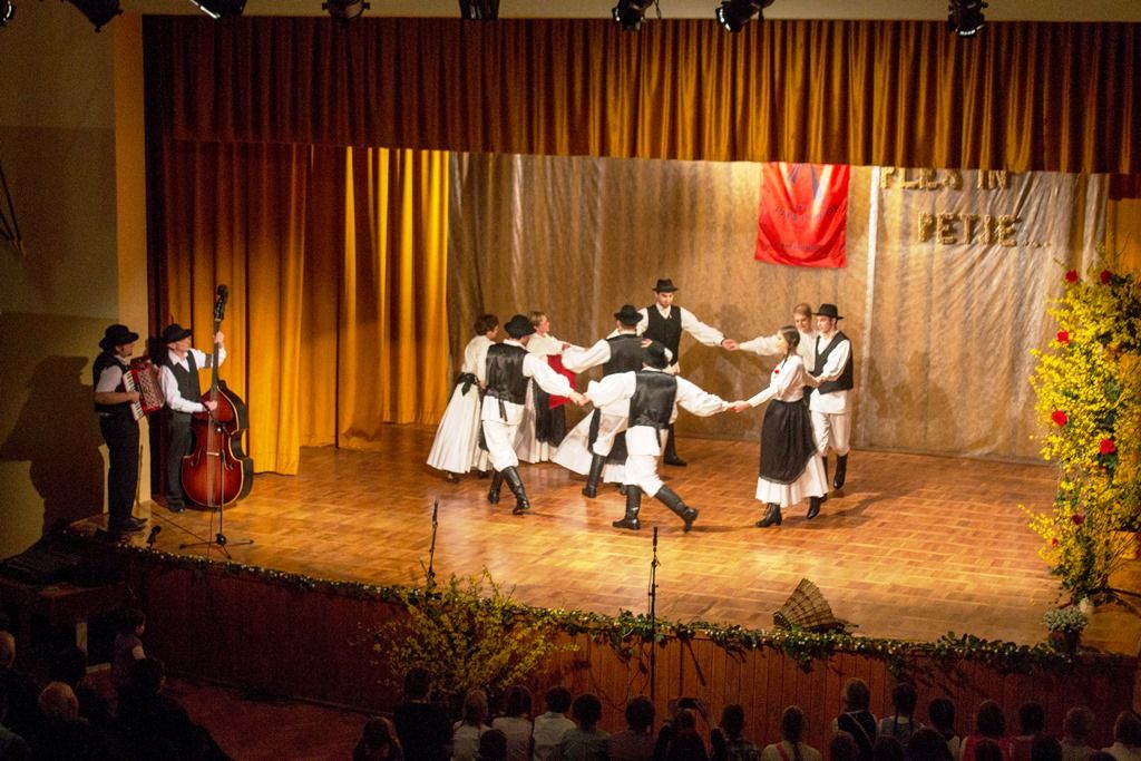 img0049folklorraz186547