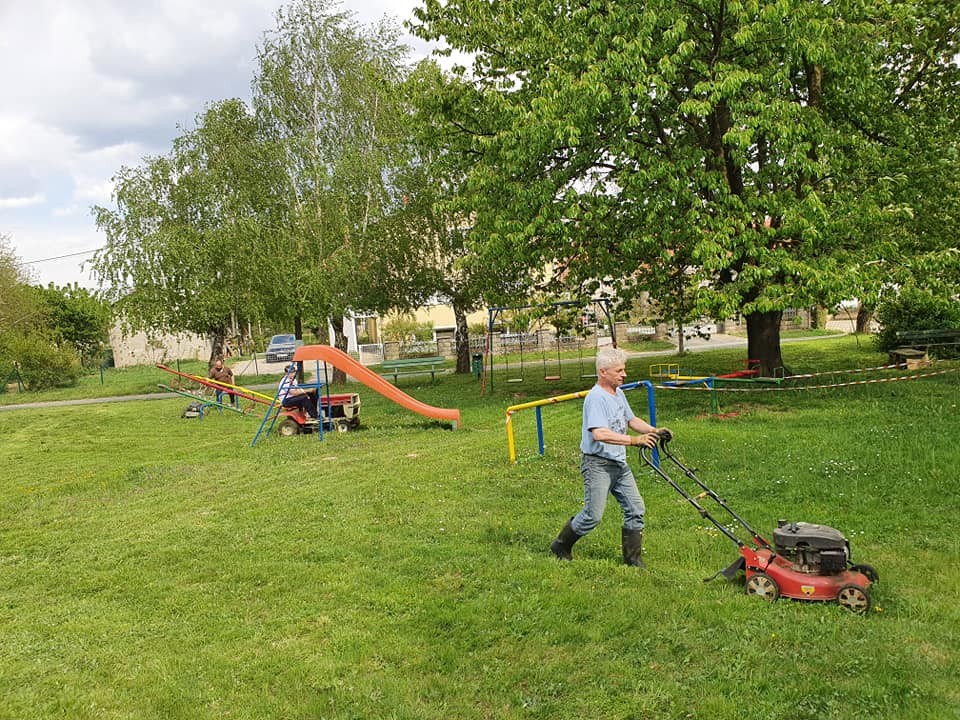 FOTO Članovi KUD-a Mihovljan su ovih dana uredili park unatoč korona krizi