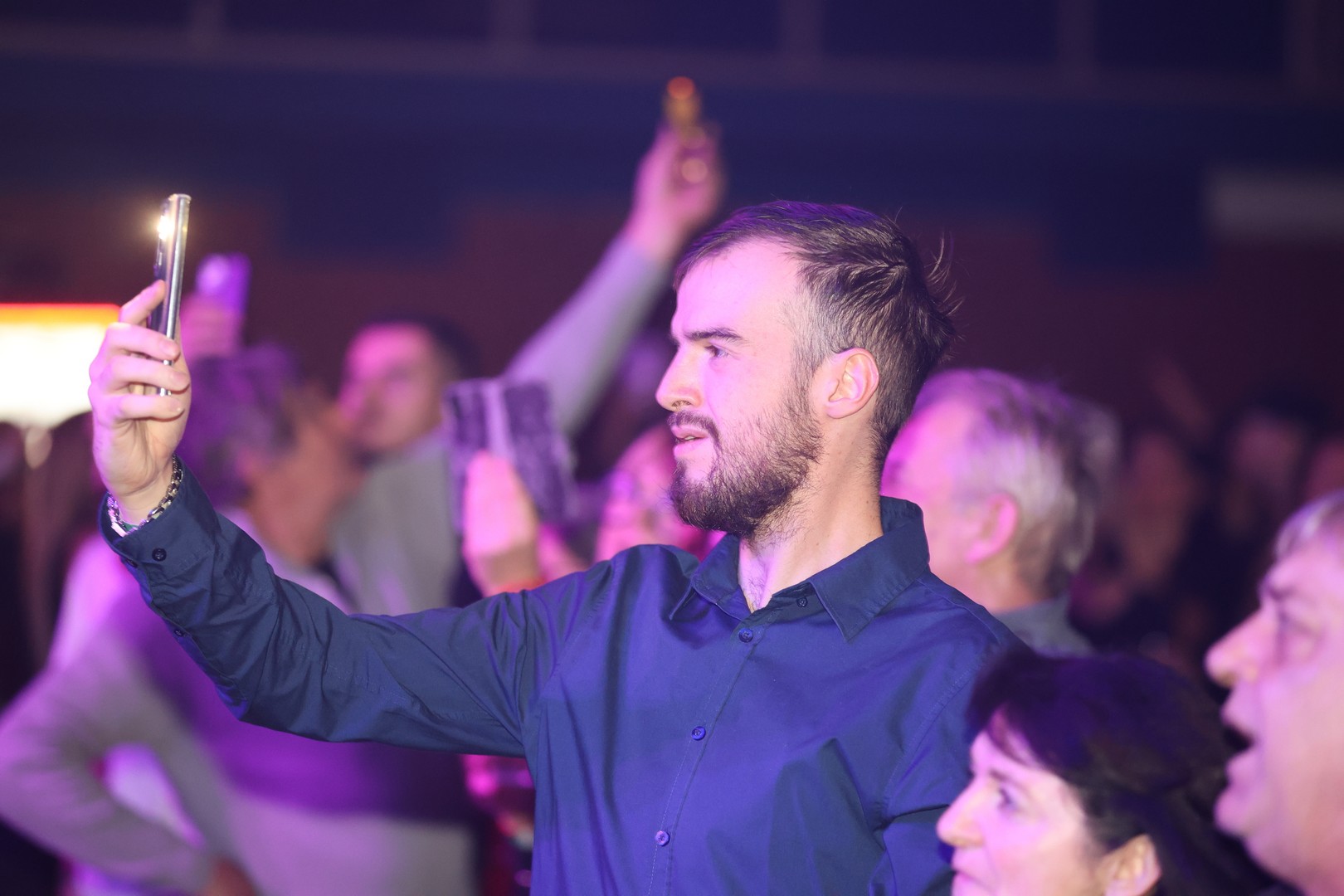 KONCERT U ČAKOVCU Haris Džinović svojim hitovima rasplesao i raspjevao publiku