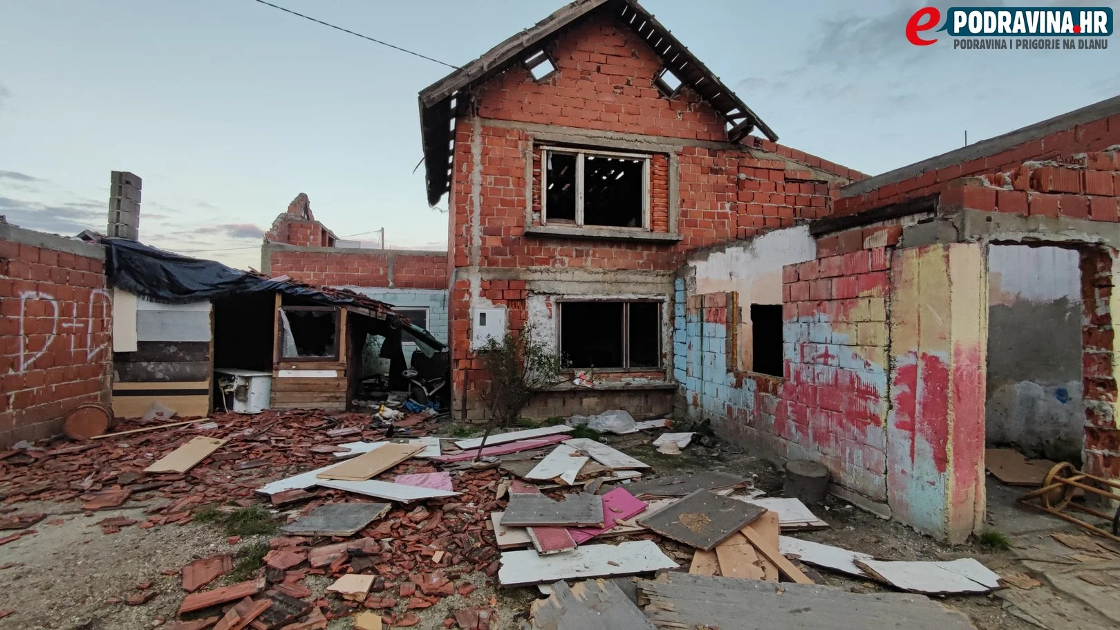MJEŠTANIMA LAKNULO Romi iselili i sa sobom odnijeli čak i prozore, vrata, crijep…