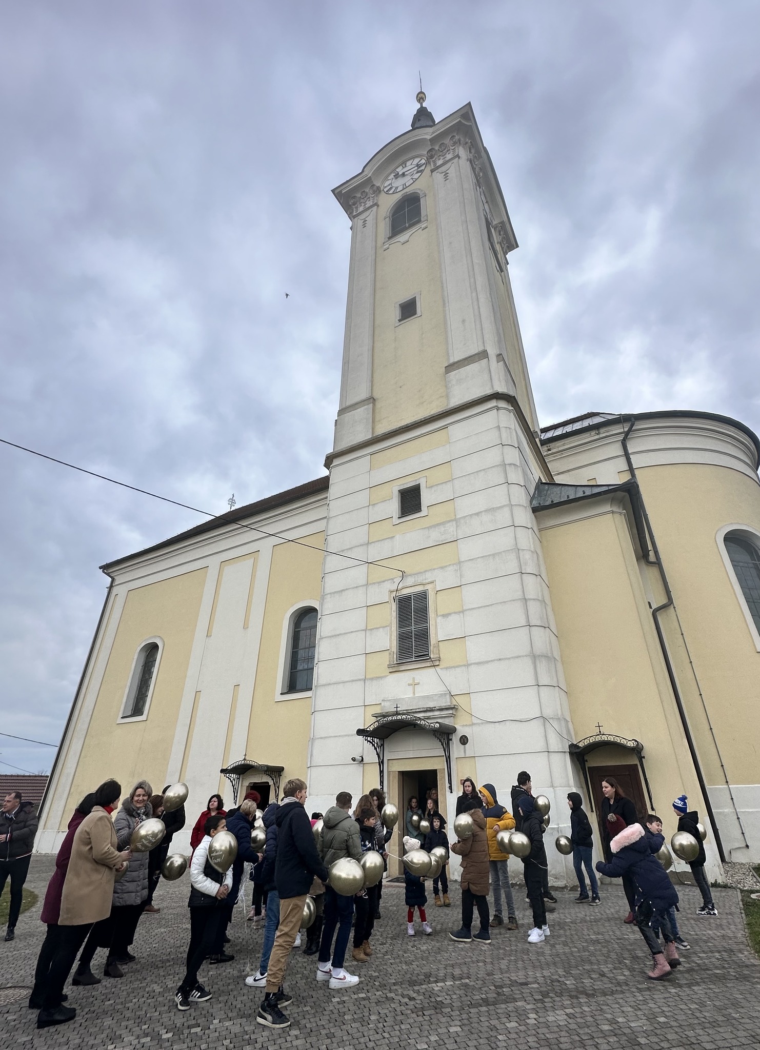 U Donjem Vidovcu poletjeli baloni s natpisom ‘Sretan ti rođendan Isuse!’