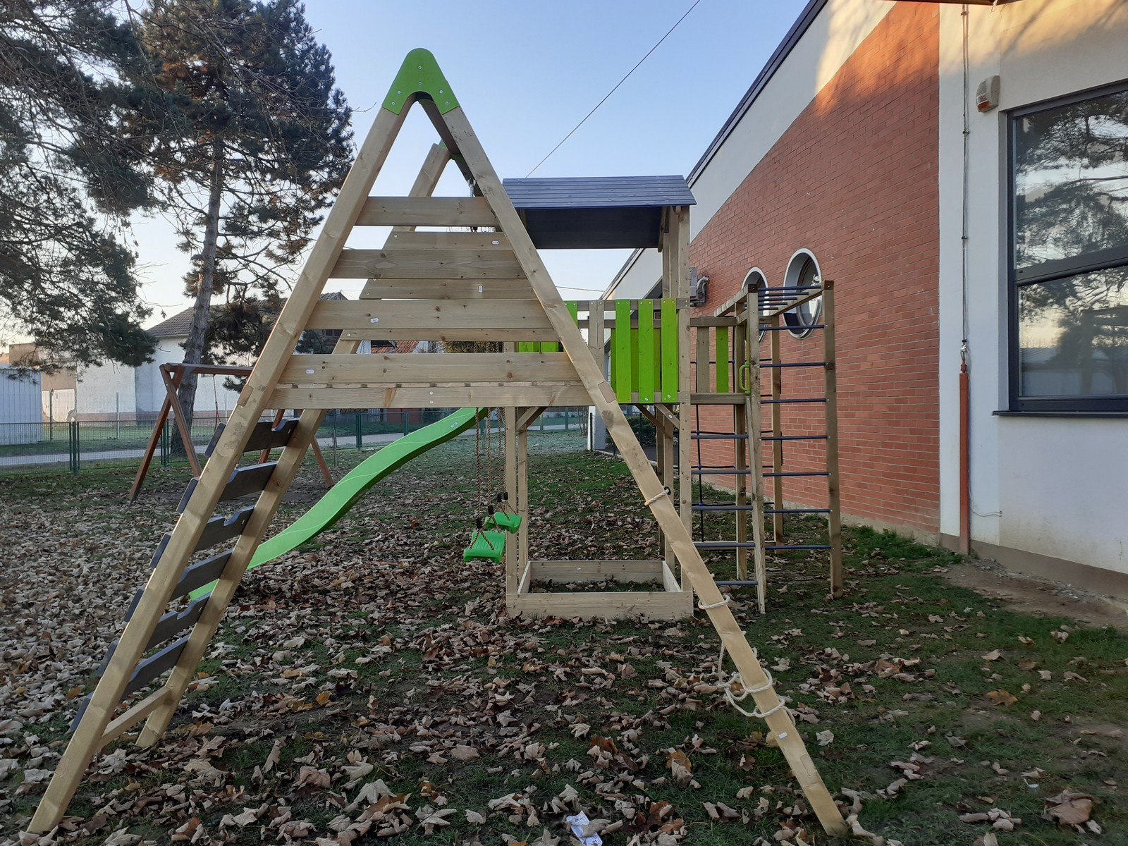 DJEČJI VRTIĆ PČELICE Novo igralo i posađeno novo stablo razveselilo je mališane